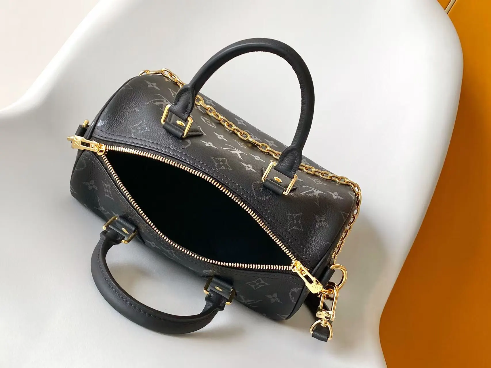 LV Speedy 黑色 白色 牛皮 收納包 旅行收納款(數字8) LV Speedy 黑色 白色 牛皮 收納包 旅行收納款(數字8)