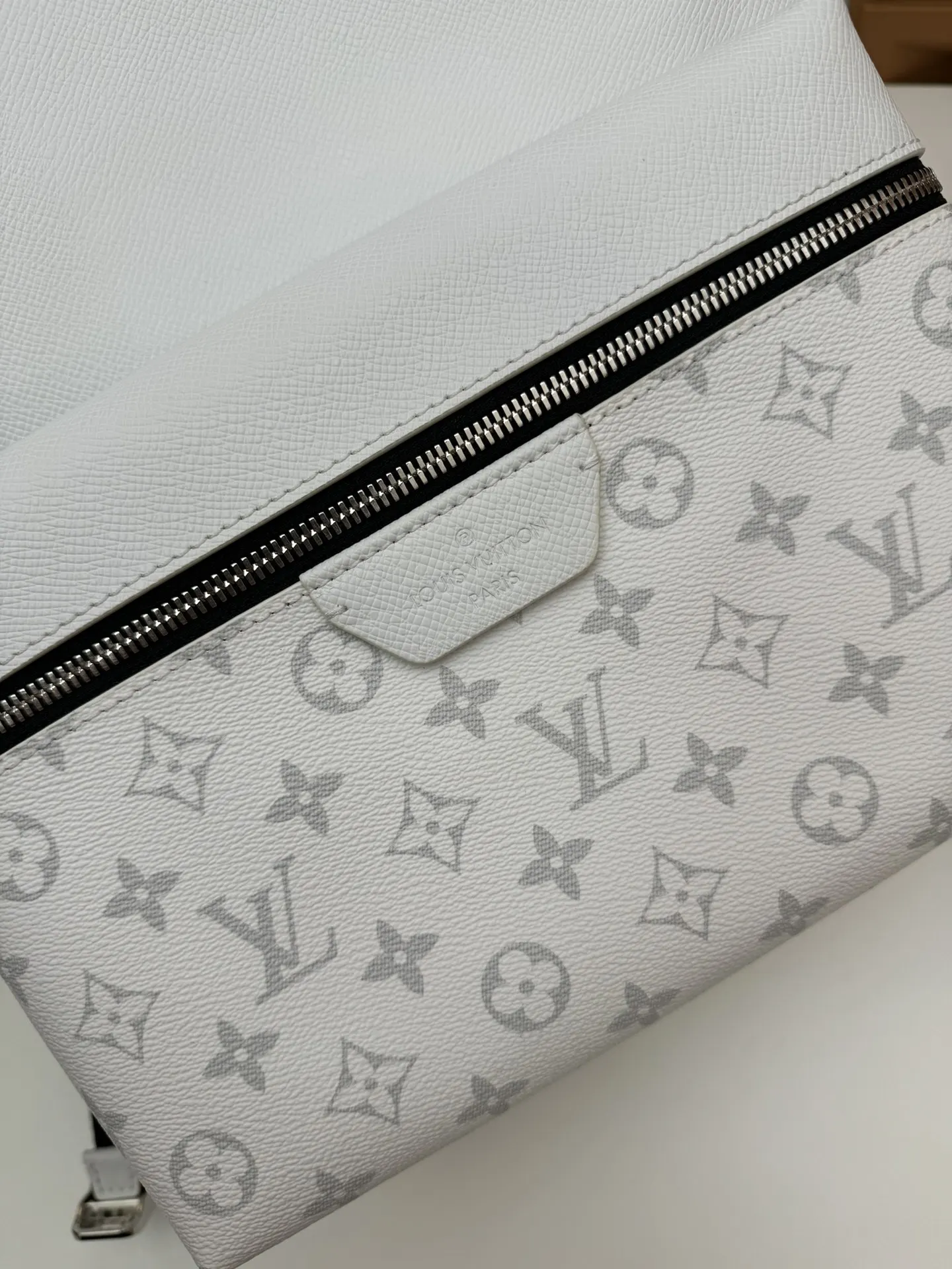 LV Mo宽敞前袋 开放式侧袋和内贴袋共同成就日常出行佳选 双肩包 实用双肩款