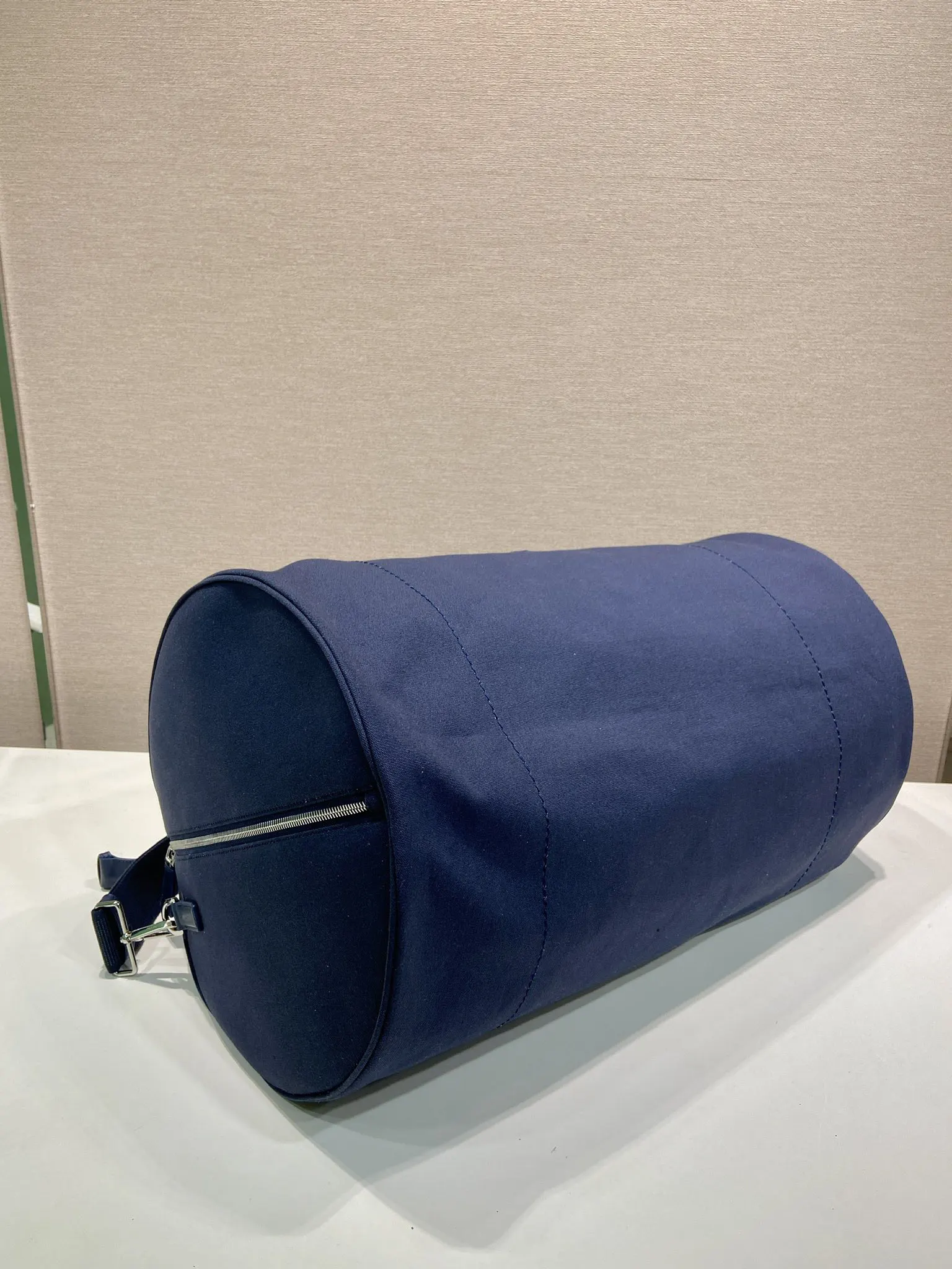帆布 空间宽敞 成就百搭风格 搭 可拆卸肩带 同色刺繡徽标 旅行袋 大容量旅行款