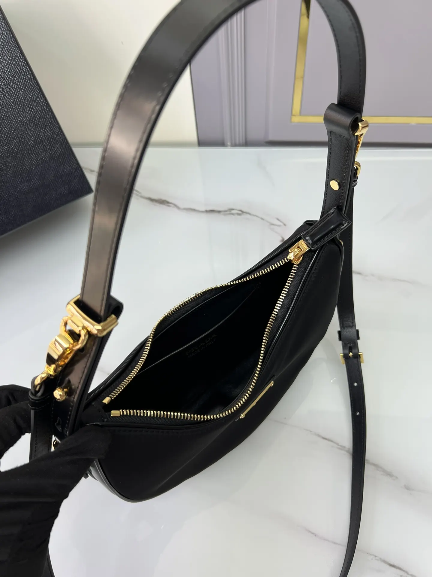 Prada 尼龙 牛皮 羊皮 双肩背包 轻便实用
