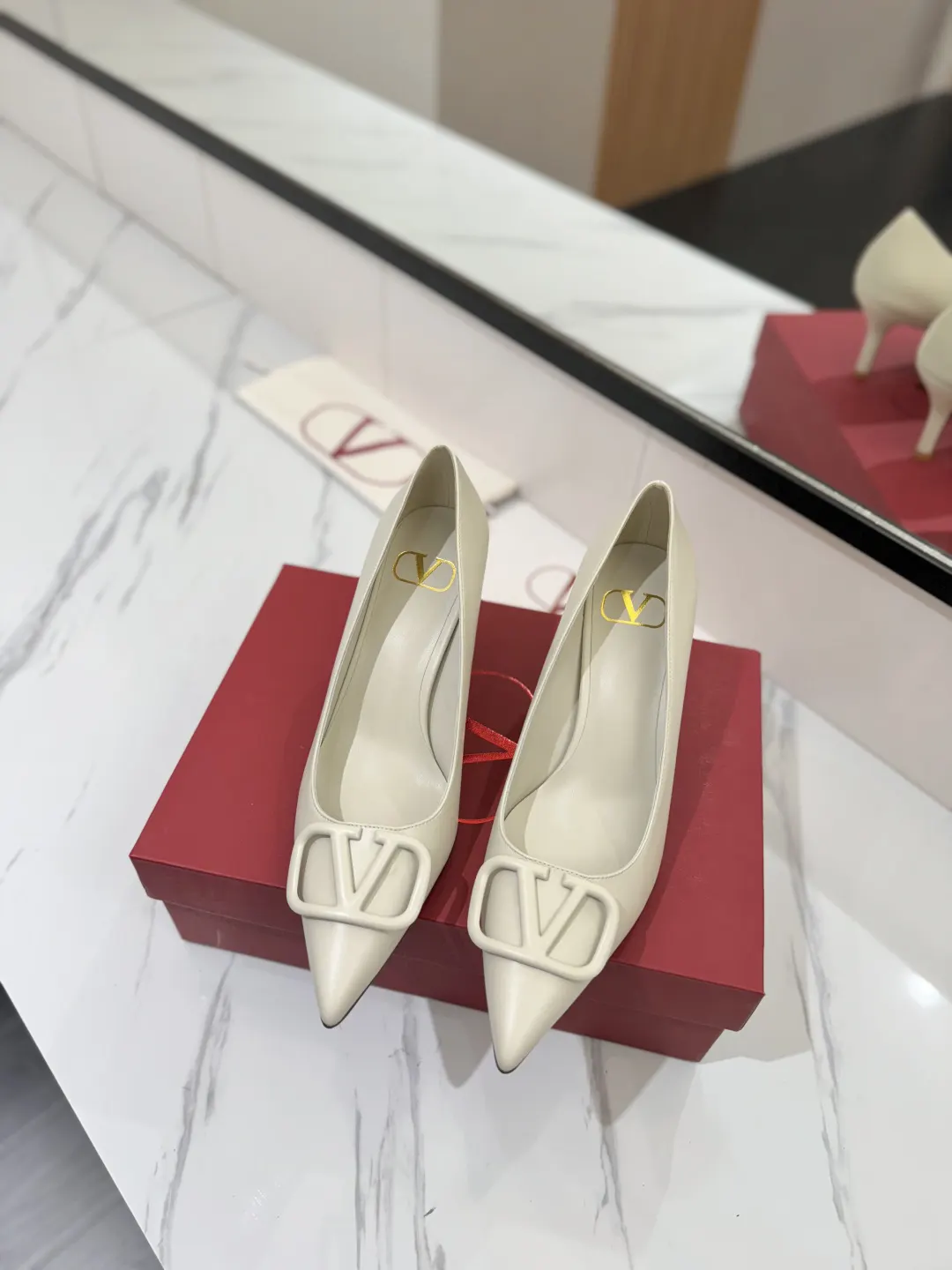 Valentino 金色 平底鞋 通勤约会款