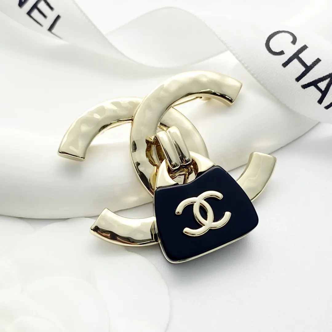 Chanel 胸针 造型点缀