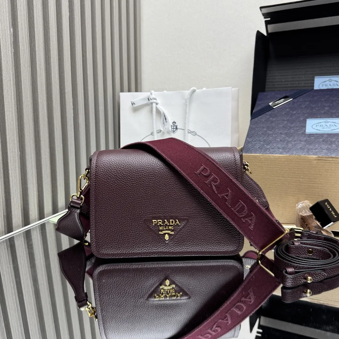 Prada 牛皮 字母 Logo 双肩背包 轻便实用