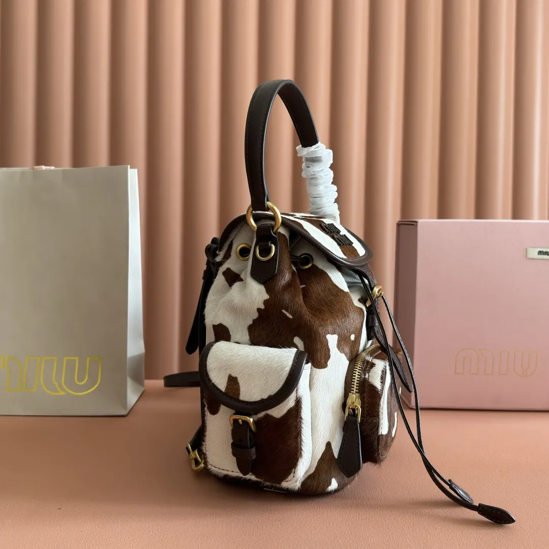 Miu 牛仔 棕白撞色的奶牛纹皮毛材质自带吸睛buff 搭 标志性 雙肩包 实用雙肩款