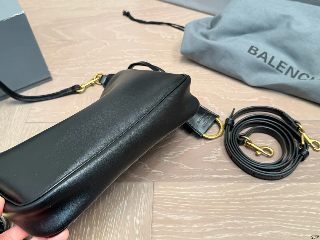 Balenciaga 巴黎世家 男女通用款哦 众多 斜背包 輕便斜挎款