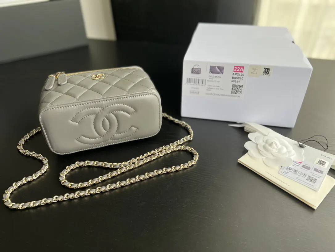CHANEL 22 Bag 米色羊皮链条包 金扣款