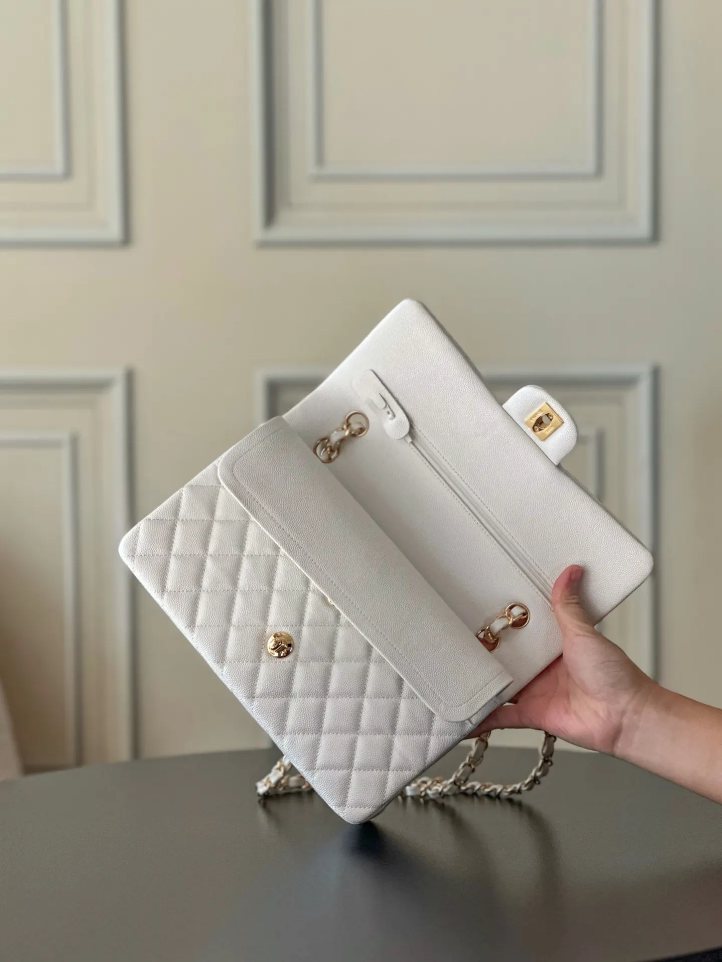CHANEL 白色鱼子酱牛皮翻盖链条包 金扣款 经典款