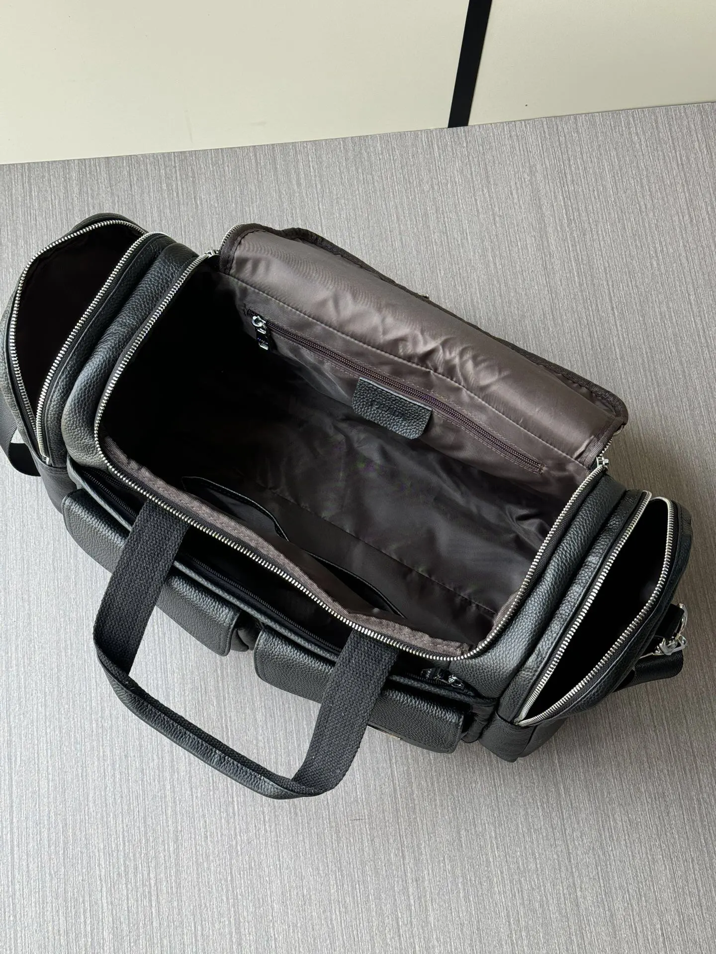 Prada 黑色 牛皮 Logo 旅行包 轻便实用