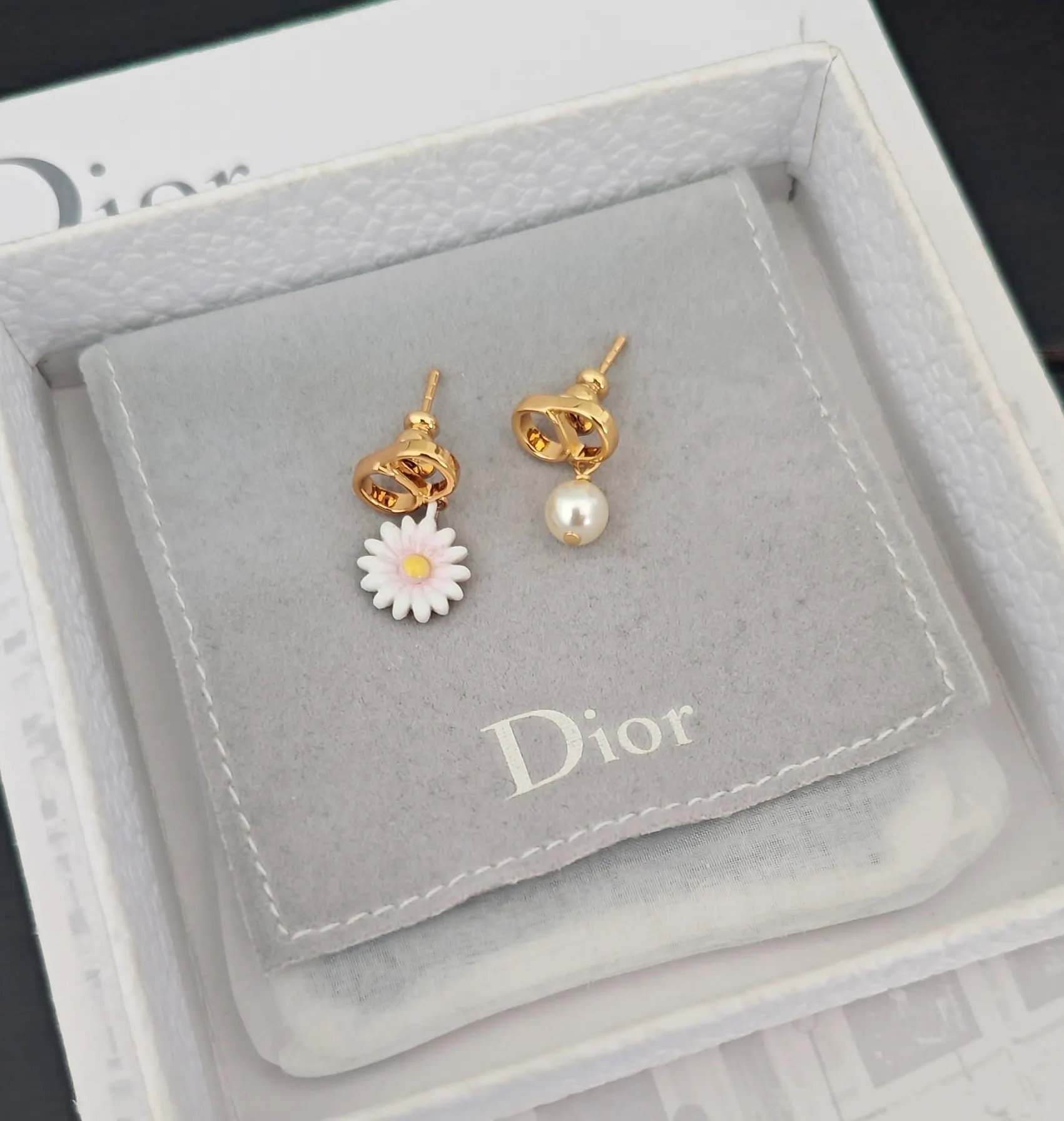 Dior 白色花朵珍珠耳环 金色款