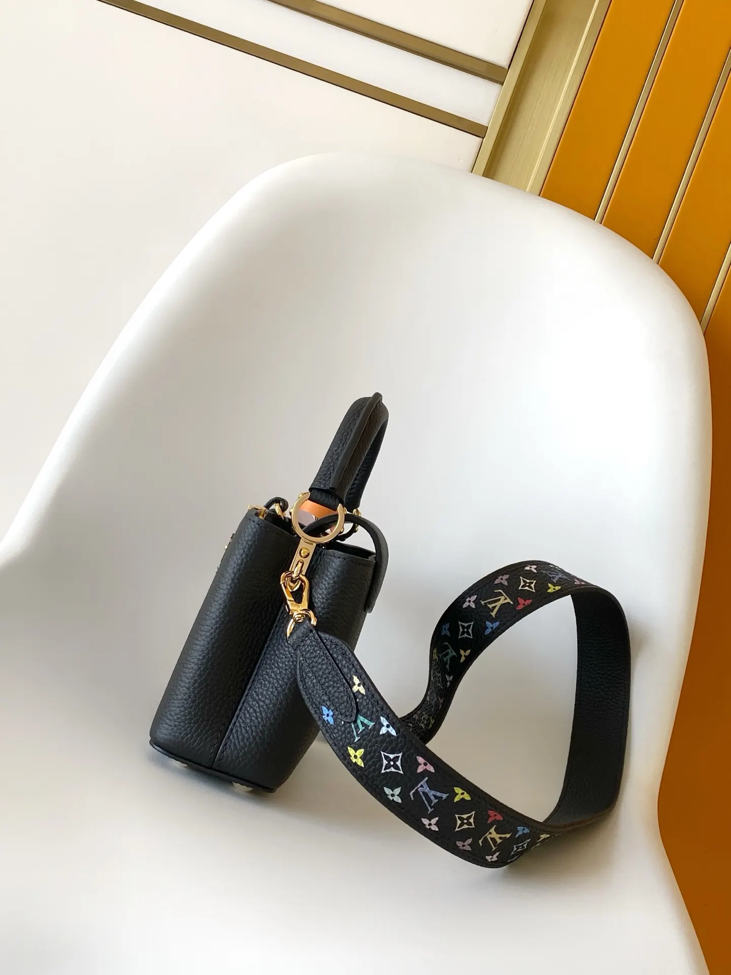 LV 黑色 白色 牛皮 字母和可拆卸 Mo肩带浸染明丽色调 致 收納包 旅行收納款