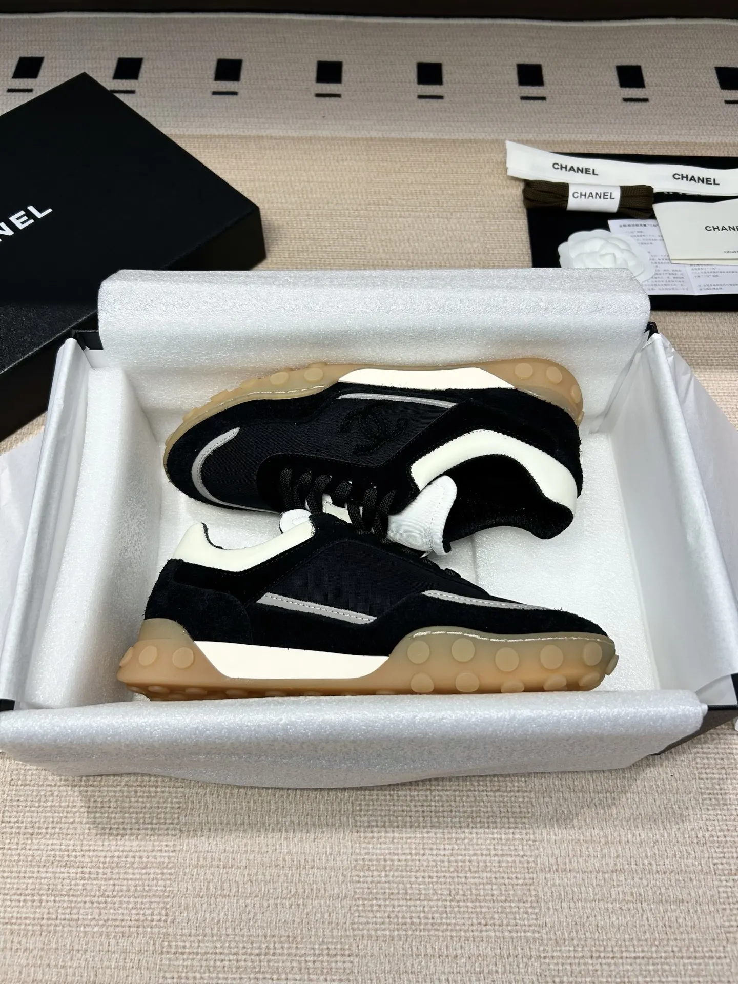 CHANEL 黑白拼色羊皮休闲鞋 红色内衬款