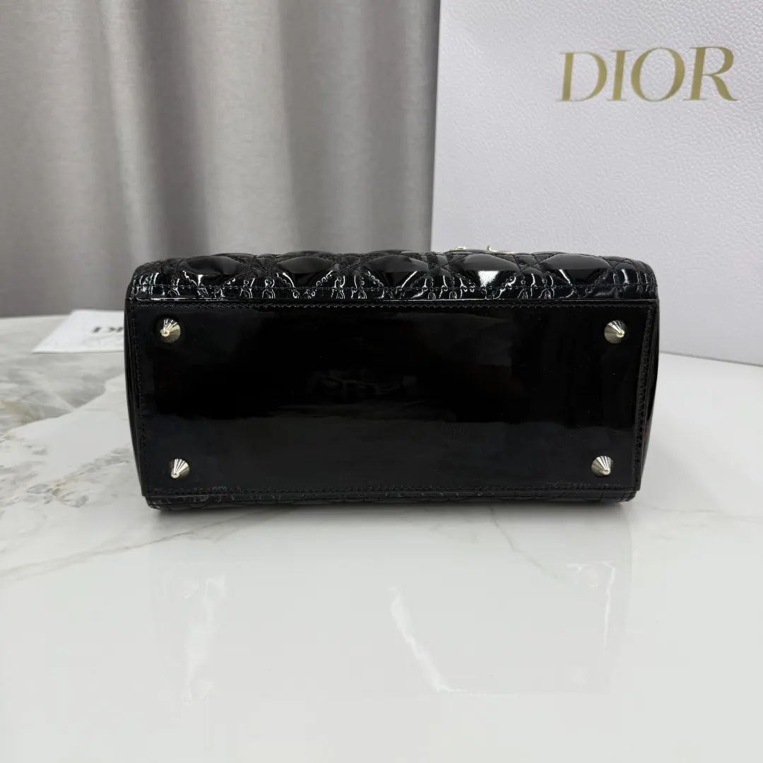 Dior Lady Dior Lady 黑色牛皮卡夹 精致配饰 复古