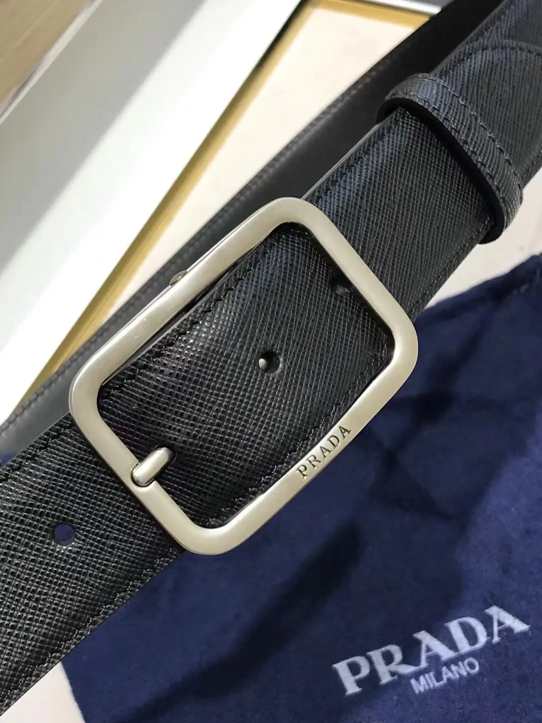 Prada 牛皮 腰带 通勤搭配