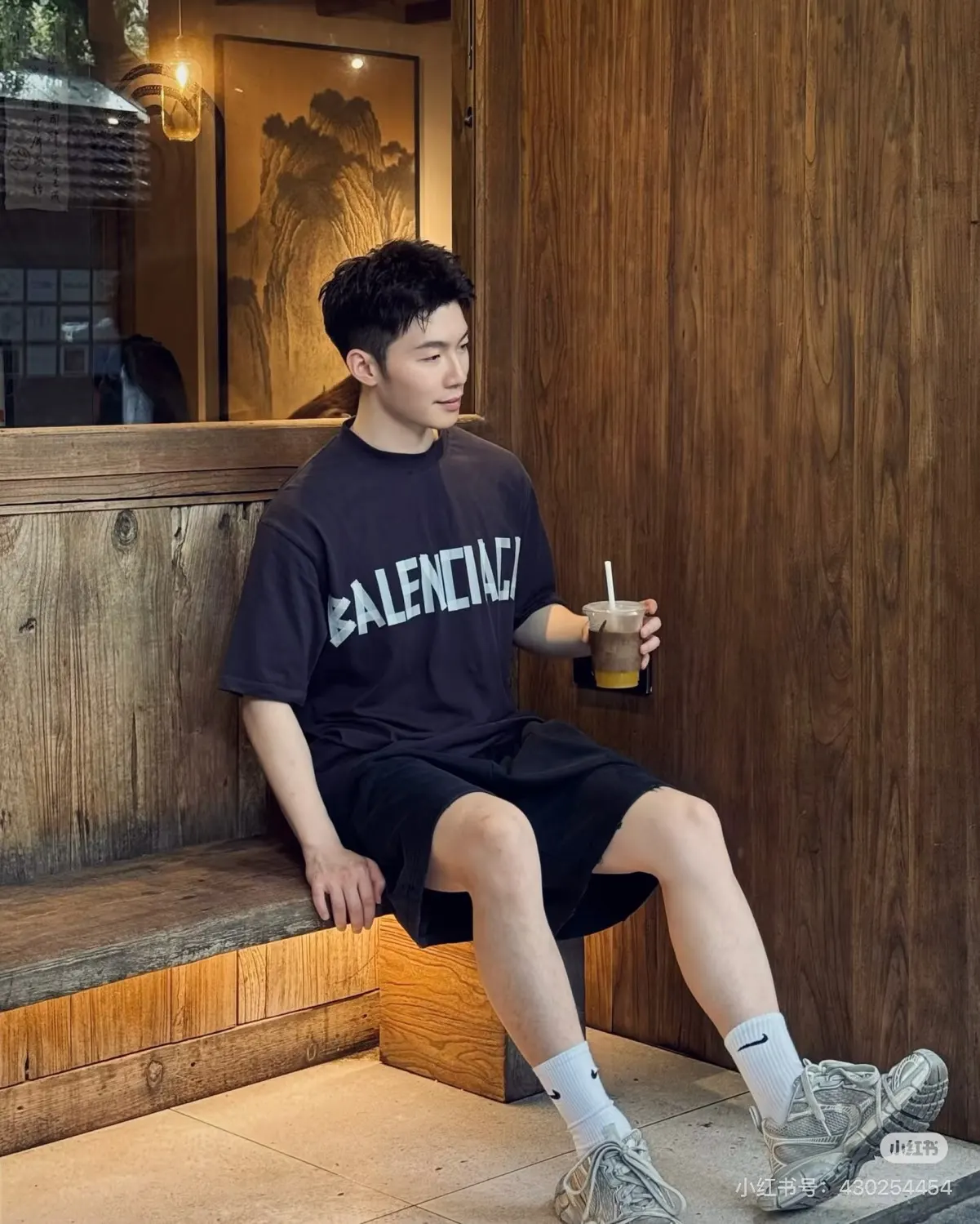 Balenciaga 灰色 Logo 短袖T恤(數字8) Balenciaga 灰色 Logo 短袖T恤(數字8)