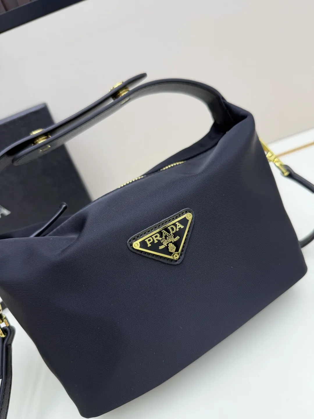 Prada 黑色 皮革 批 三角logo黑色單肩包 采用优质皮 收納包 旅行收納款