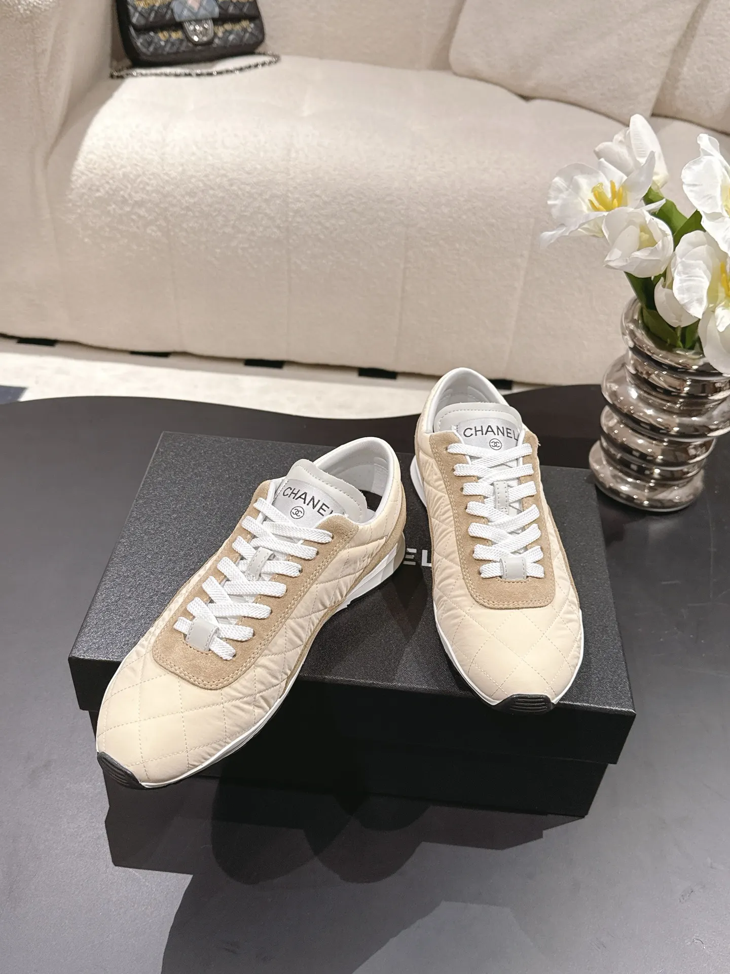 CHANEL 白黑拼色羊皮休闲鞋 复古款