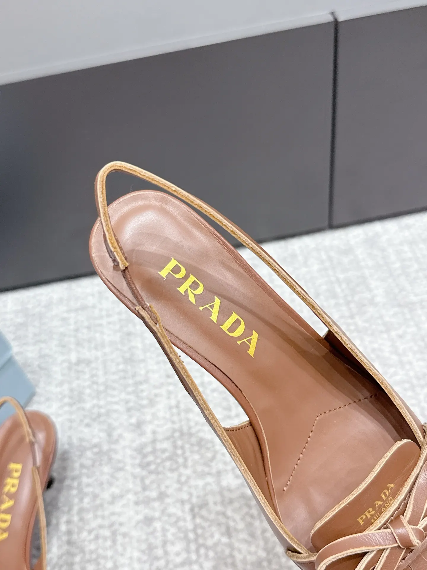 PRADA 牛皮 羊皮 休闲鞋 舒适百搭款