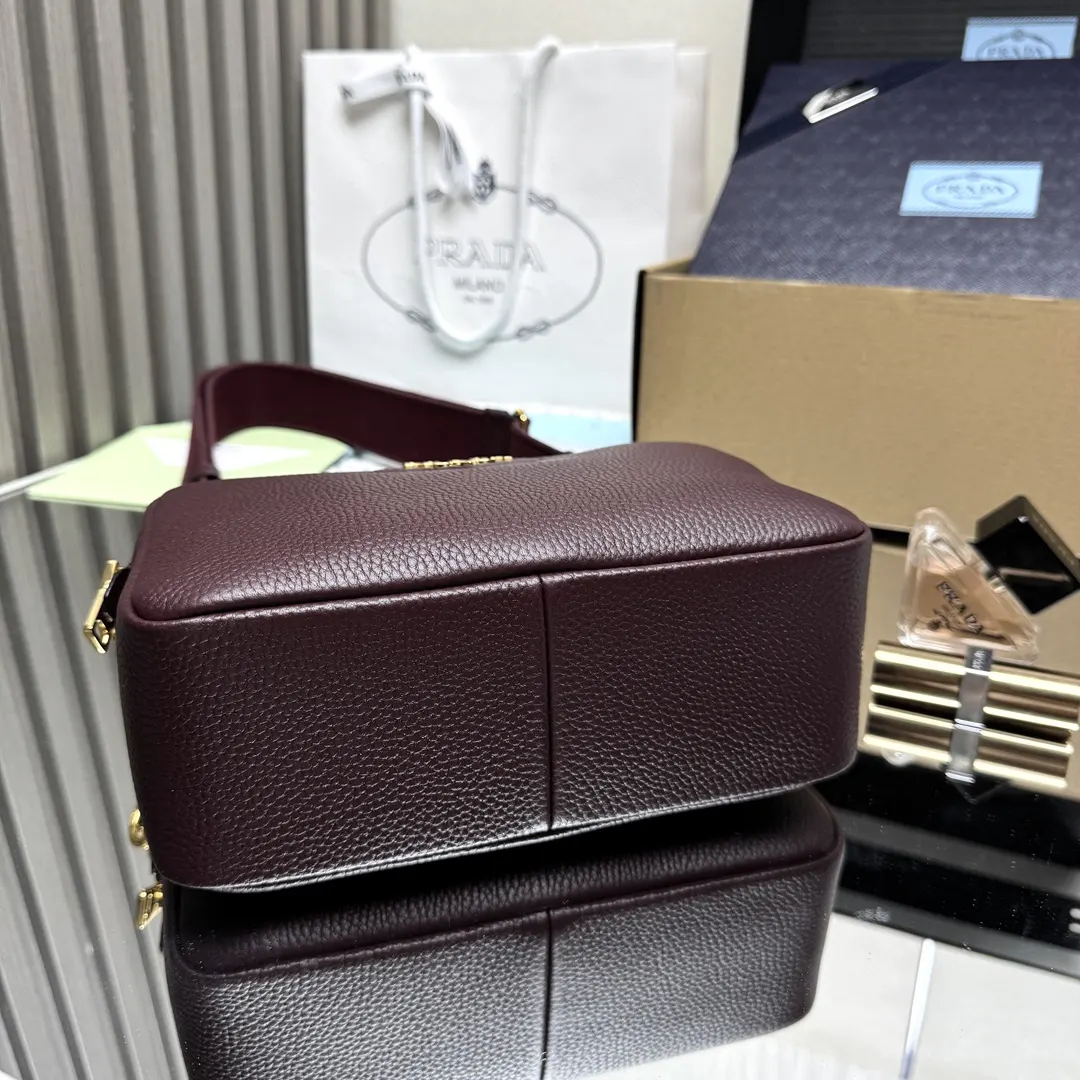 Prada 牛皮 字母 Logo 雙肩背包 輕便实用