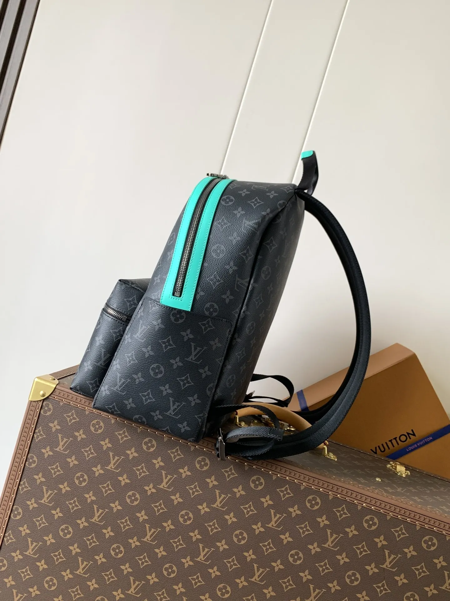 牛皮 外袋 拉链前袋和开口侧袋方便取放物品 内袋确保收納井 雙肩包 实用雙肩款