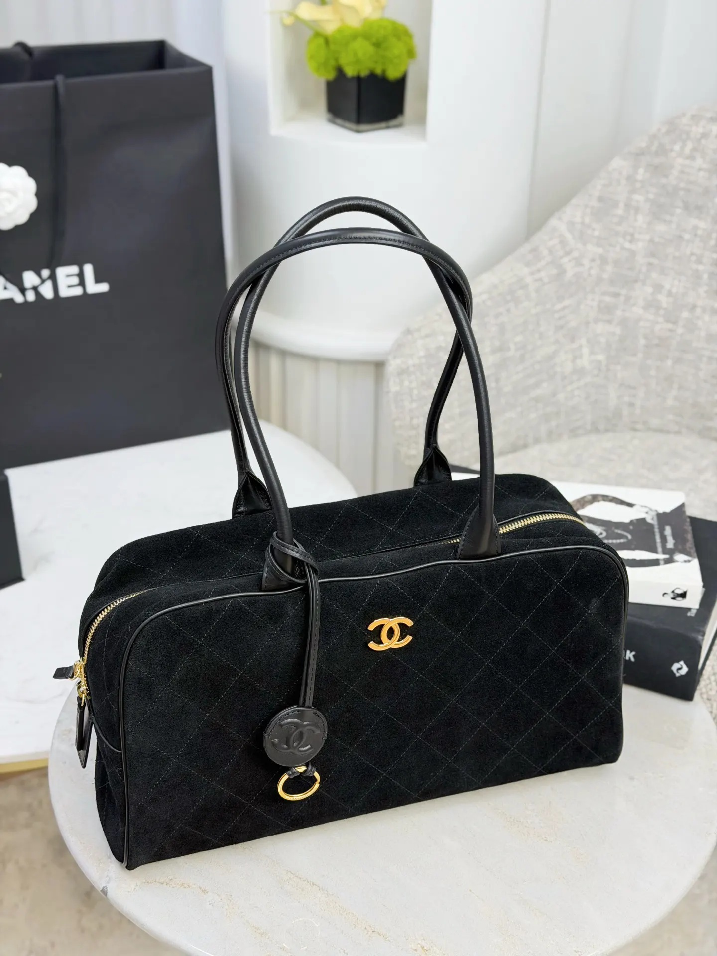 Chanel 黑色牛皮19 Bag链条包 金扣手提