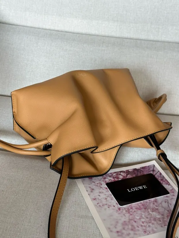 Loewe 金色 牛皮 可肩背 斜挎或手提 可拆卸可调整肩带 低调的磁扣开合 手拿包 精致手拿款