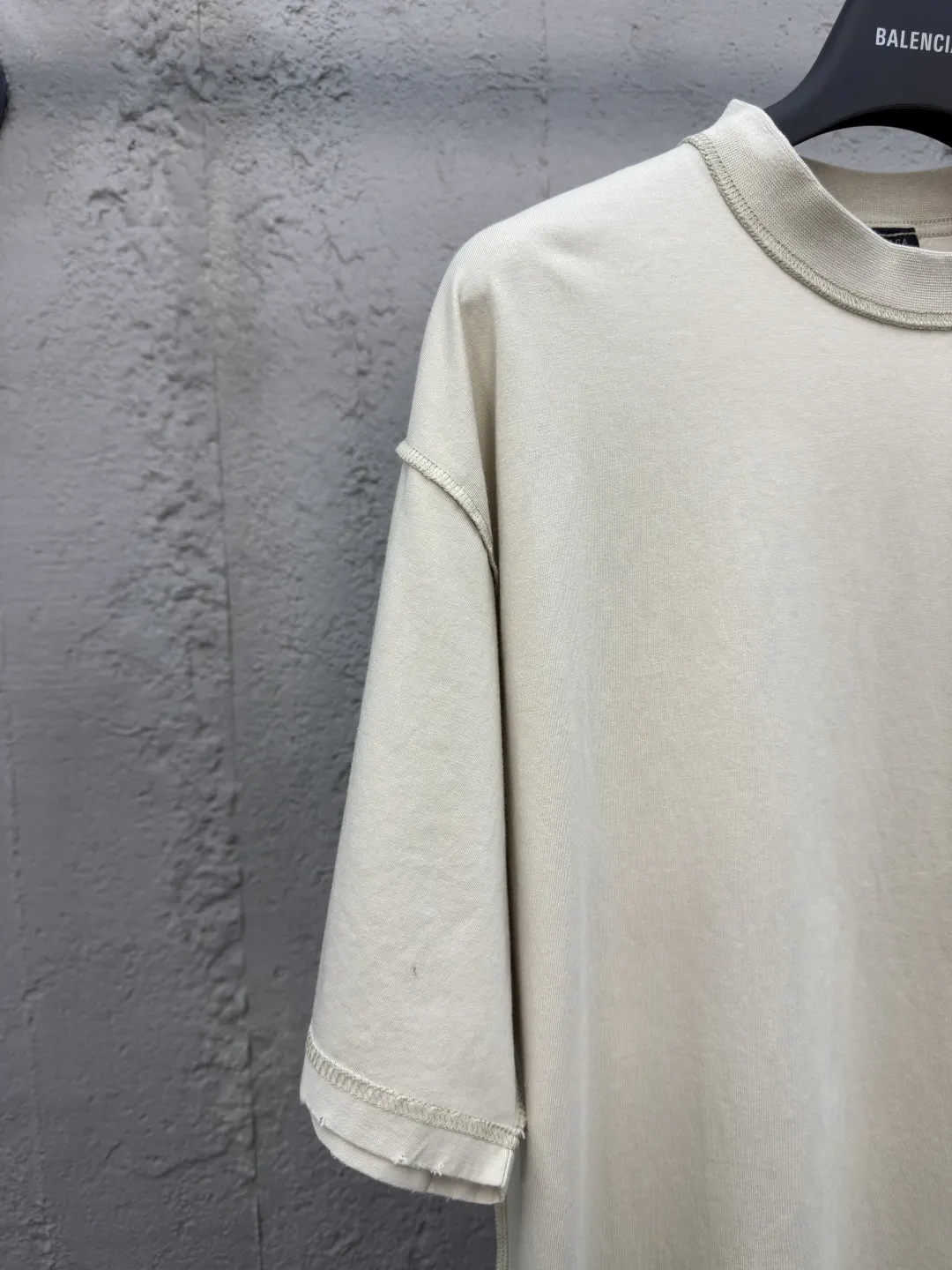 Balenciaga 杏色 短袖T恤(數字4) Balenciaga 杏色 短袖T恤(數字4)