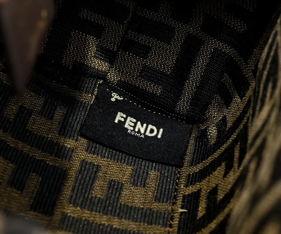 全新FEND First来了 手拿包 精致手拿款(數字9) 全新FEND First来了 手拿包 精致手拿款(數字9)