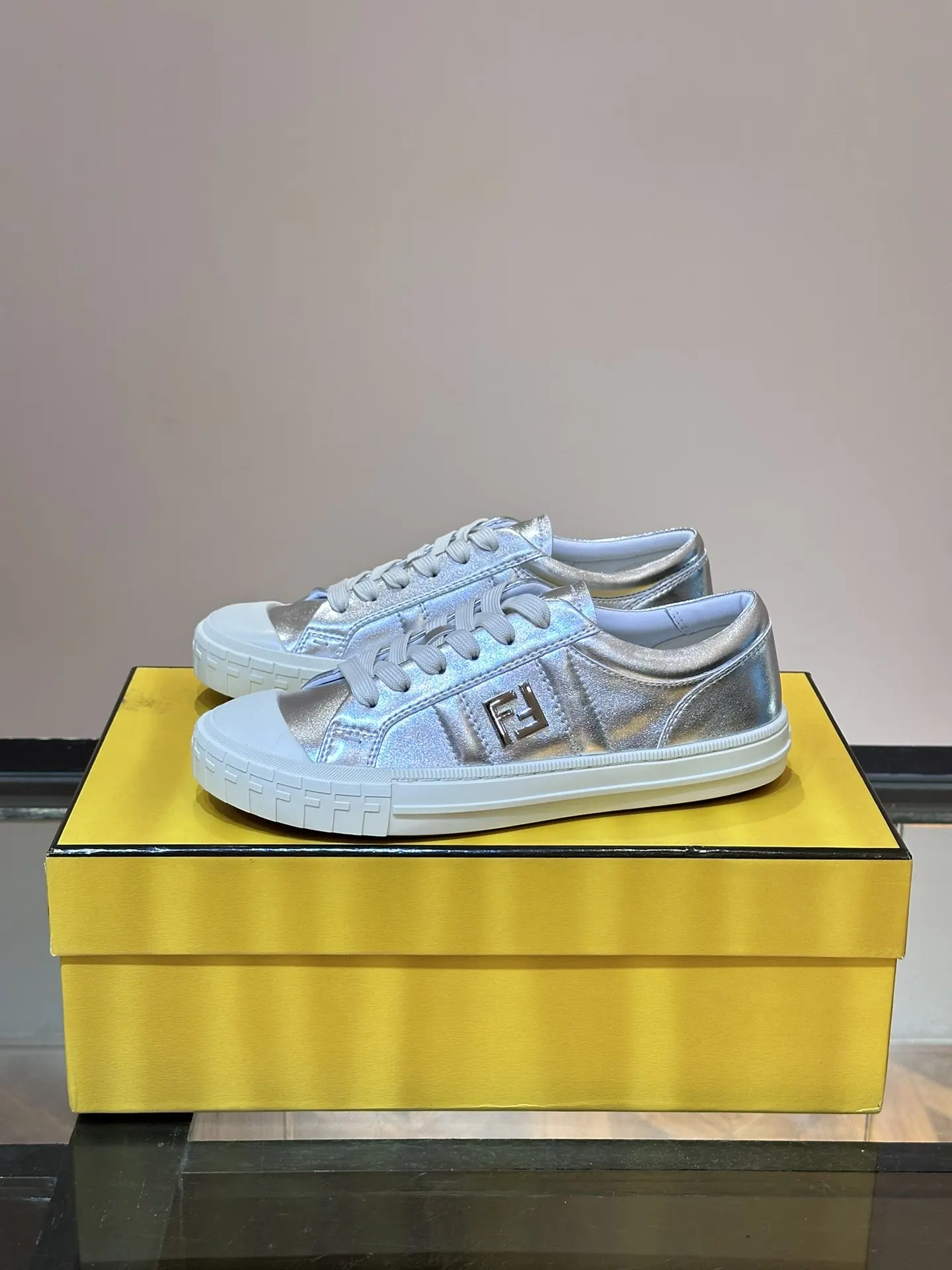 Fendi 運動鞋 休閒百搭款(數字3) Fendi 運動鞋 休閒百搭款(數字3)