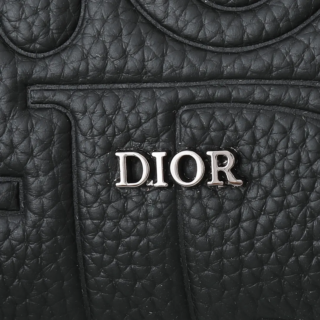 Dior 黑色 牛皮 宽敞的拉链隔层适合收纳手机 还设有六个卡槽 手拿包 精致手拿款