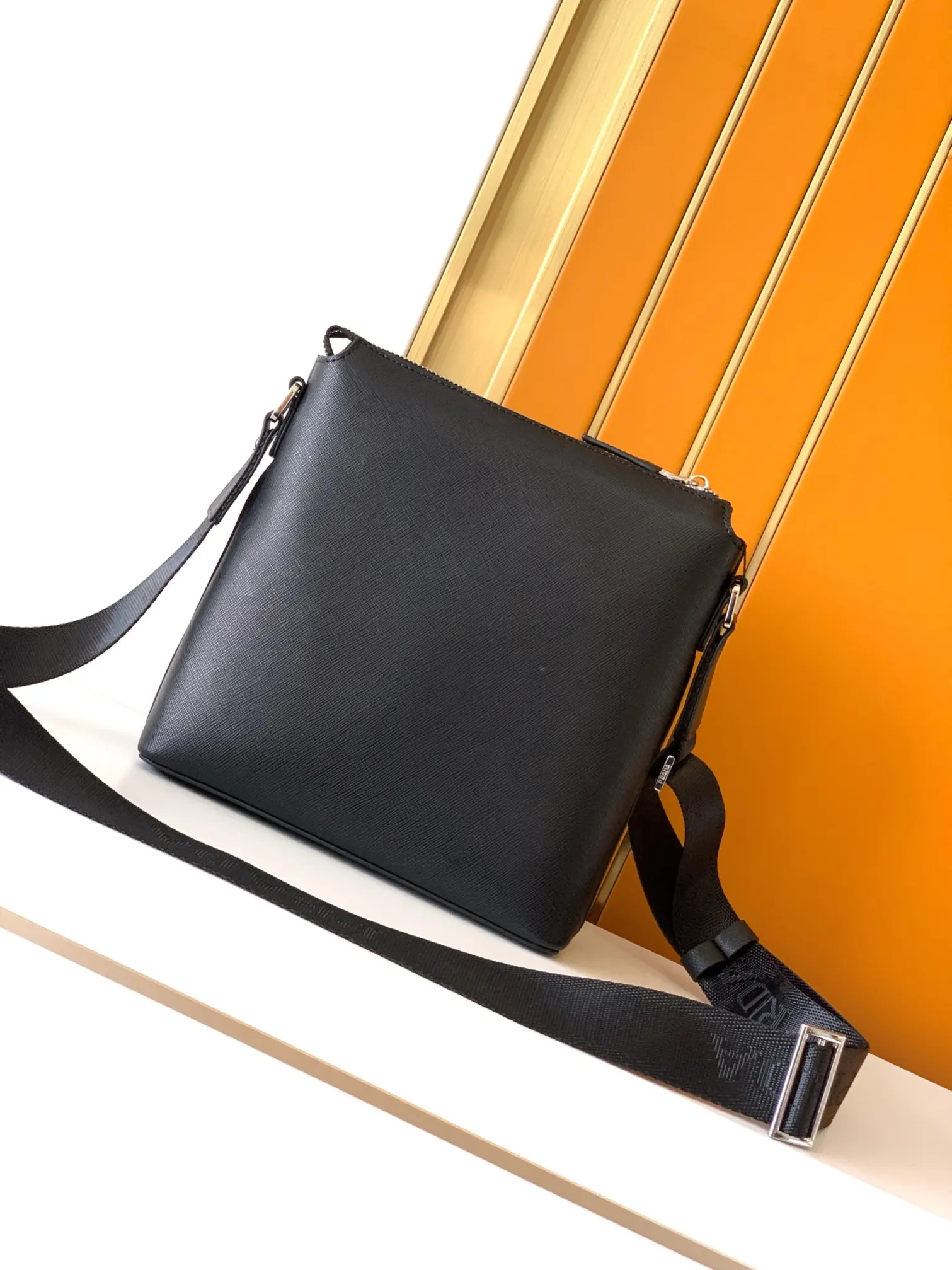 PRADA 黑色 Logo 斜挎包 日常通勤款