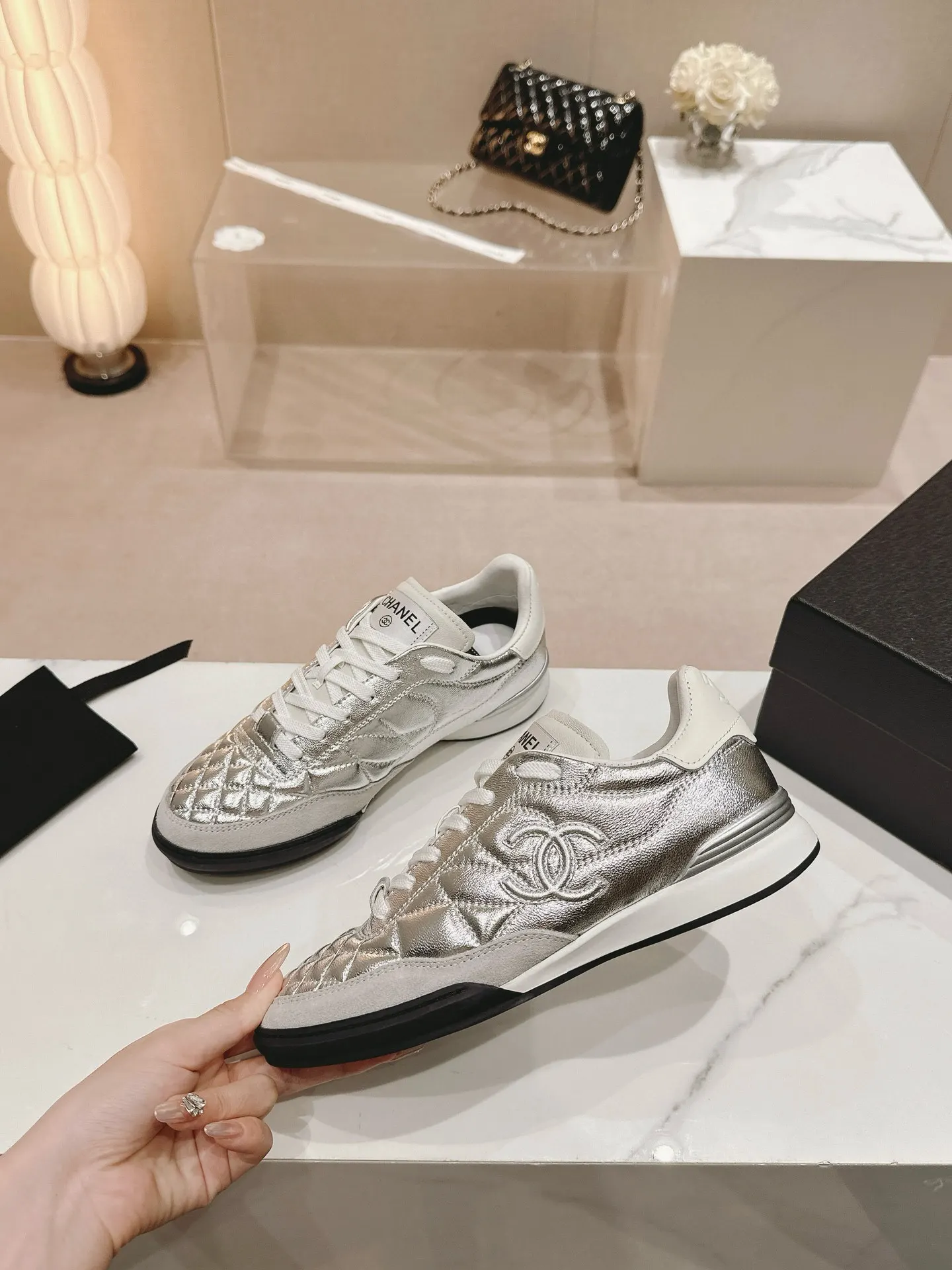 CHANEL 银灰色羊皮休闲鞋 轻便款
