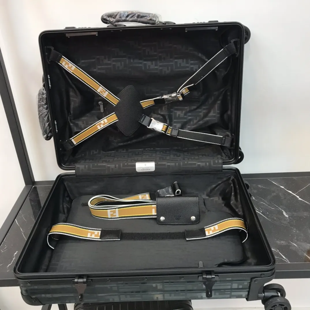 Fendi 黑色 藍色 rimowa 一见钟情或许就是当你第一眼见到它的 行李箱 旅行拉杆款 輕便出行款