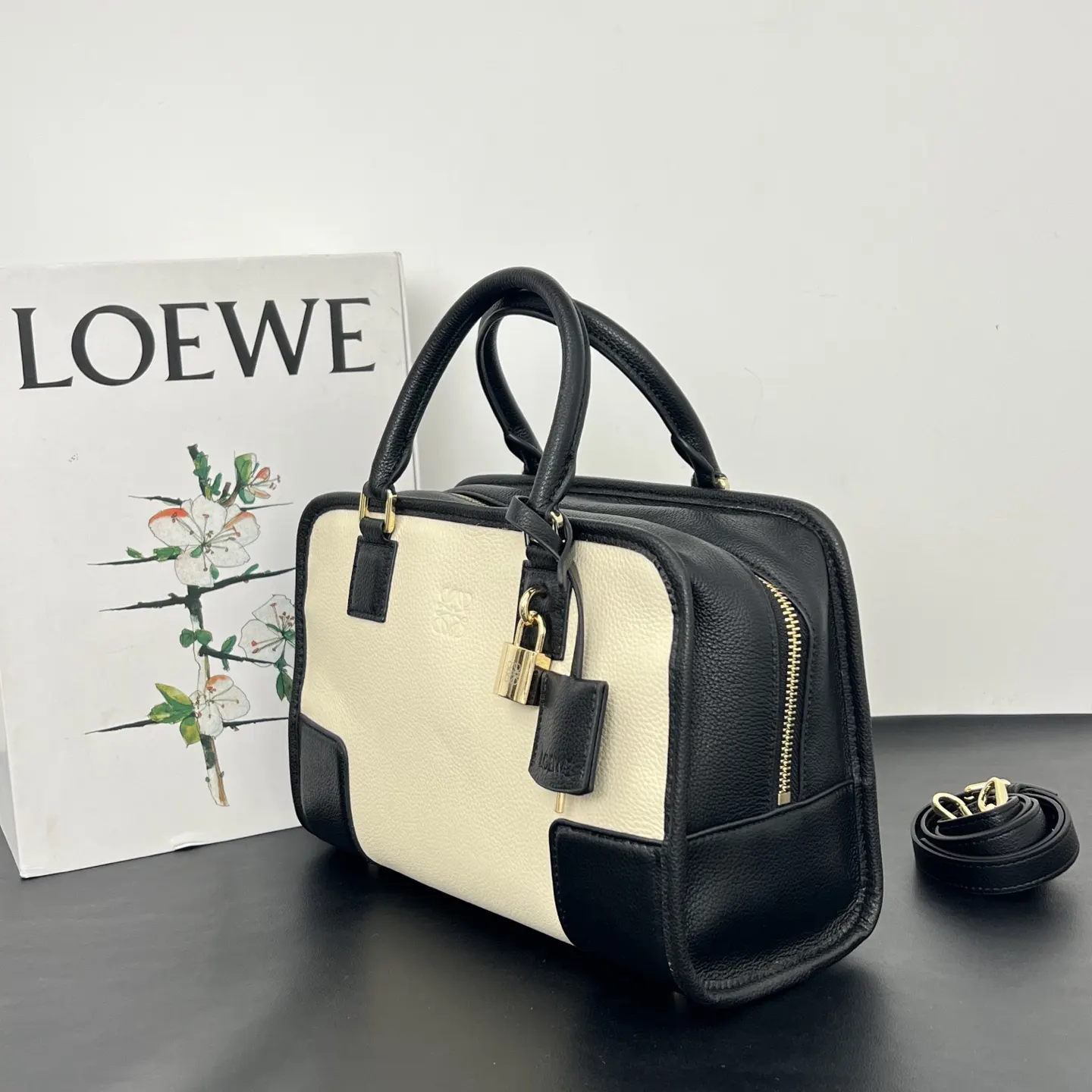 Loewe 牛皮手提包 精選款(數字4) Loewe 牛皮手提包 精選款(數字4)