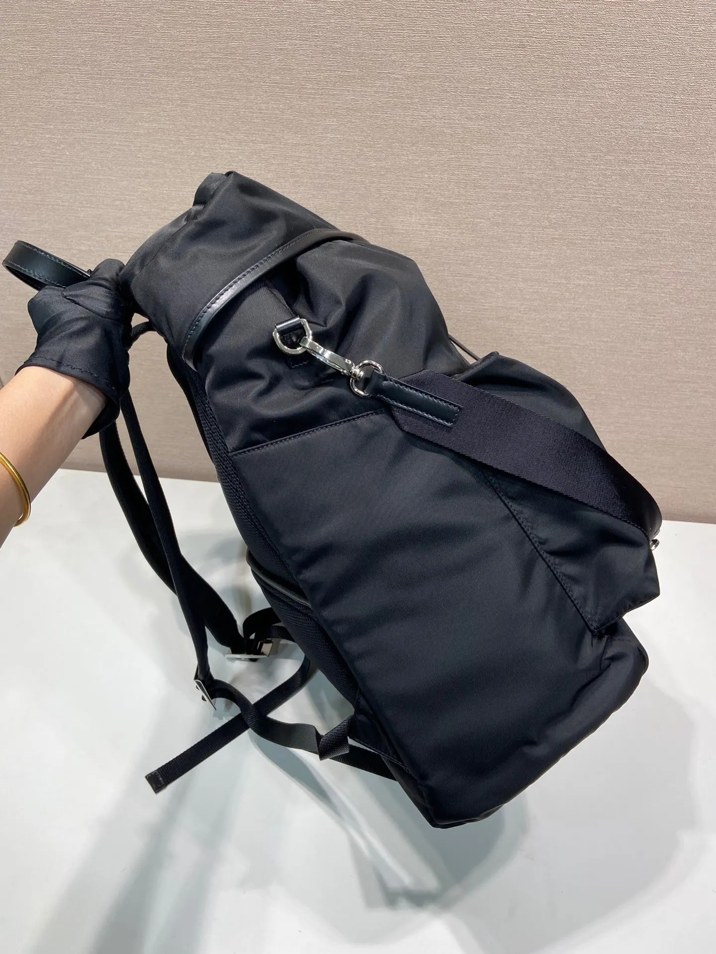 Prada 尼龙 牛皮 双肩背包 轻便实用