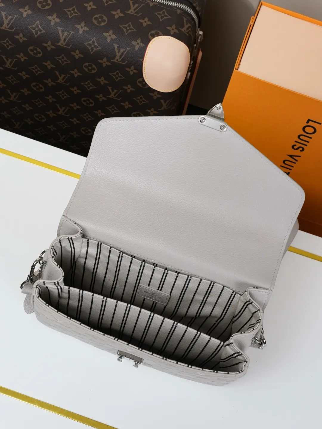 Organizer Pouch Travel Leather Image 9 Organizer Pouch Travel Leather Image 9