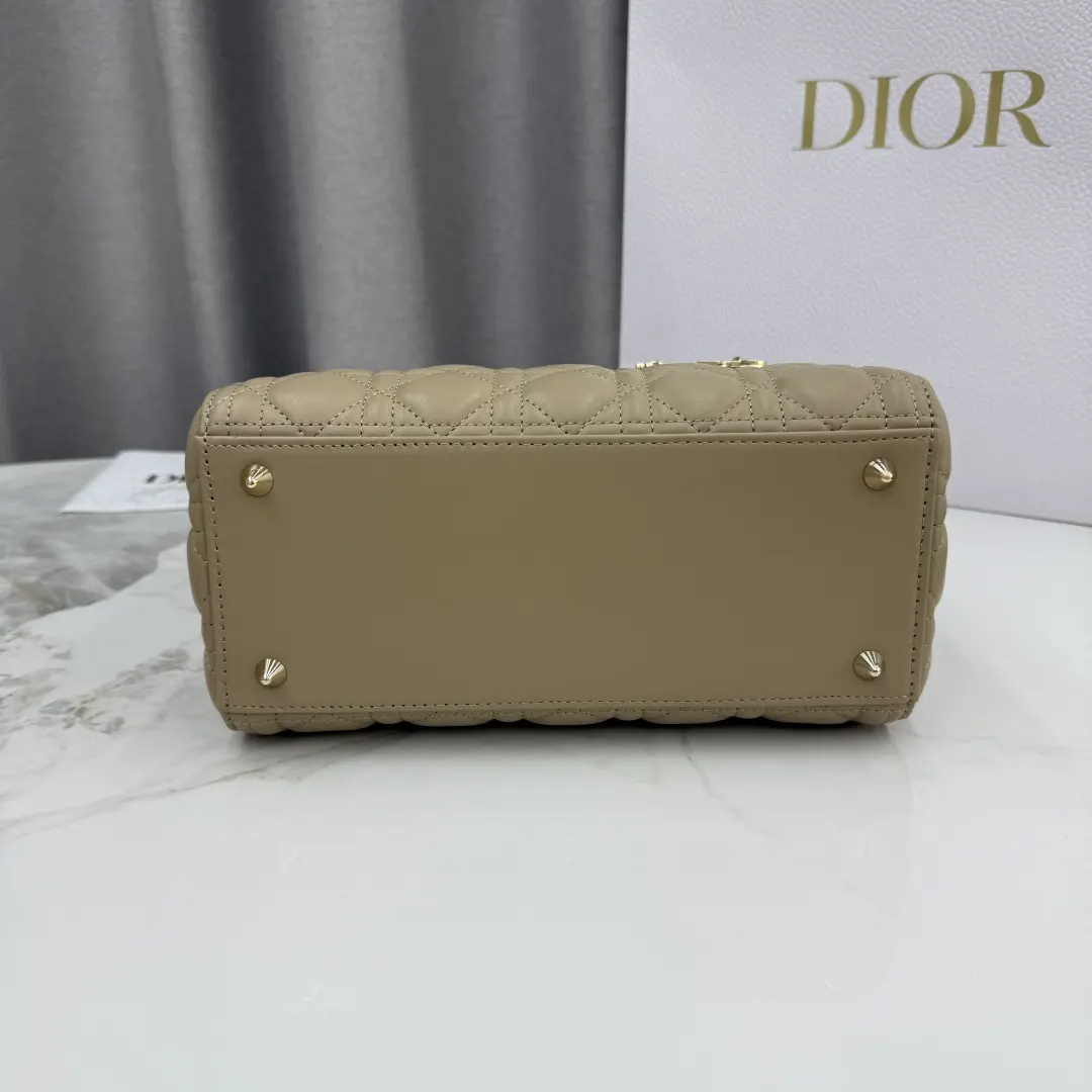 Dior Lady Dior Lady 黄色羊皮卡夹 标签细节