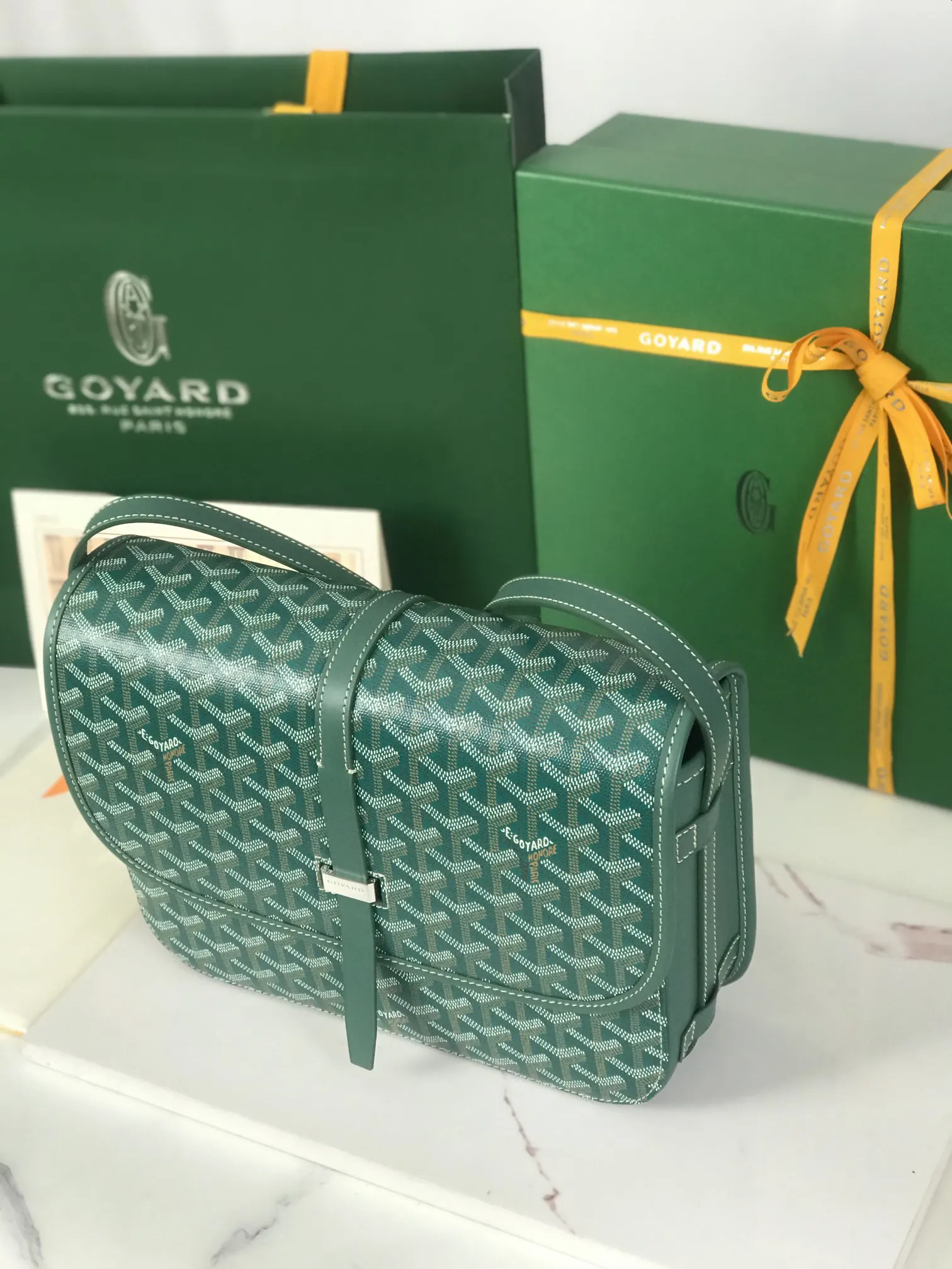 Goyard 皮質镶边以线条的方式凸显出包身轮廓 翻盖的皮質内衬亦 收納包 旅行收納款
