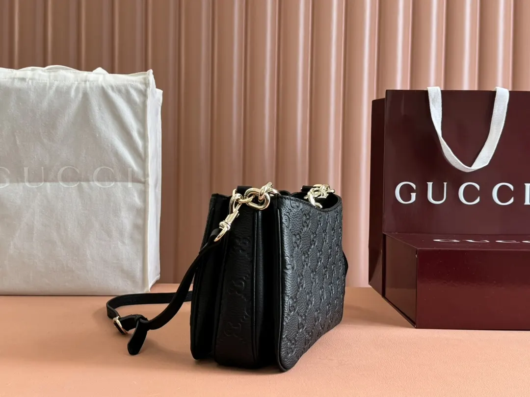 Gucci GG Emblem 黑色 棕色 荔枝纹 斜背包 輕便斜挎款
