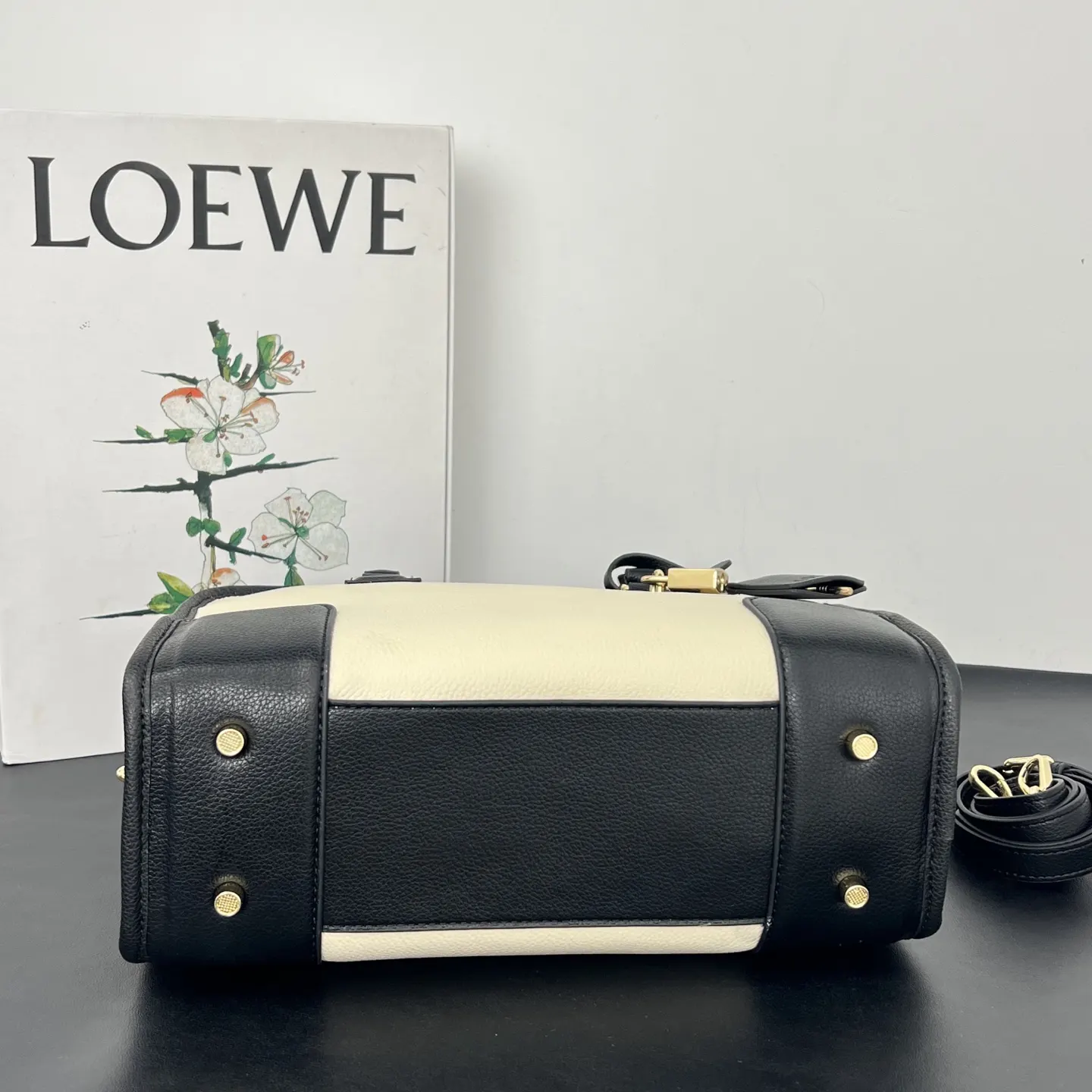 Loewe 牛皮手提包 精選款(數字5) Loewe 牛皮手提包 精選款(數字5)