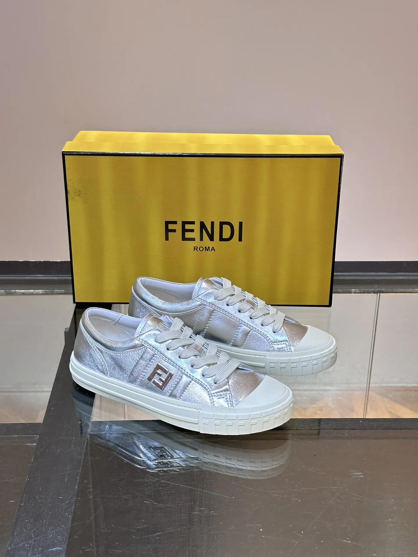 Fendi 運動鞋 休閒百搭款(數字6) Fendi 運動鞋 休閒百搭款(數字6)