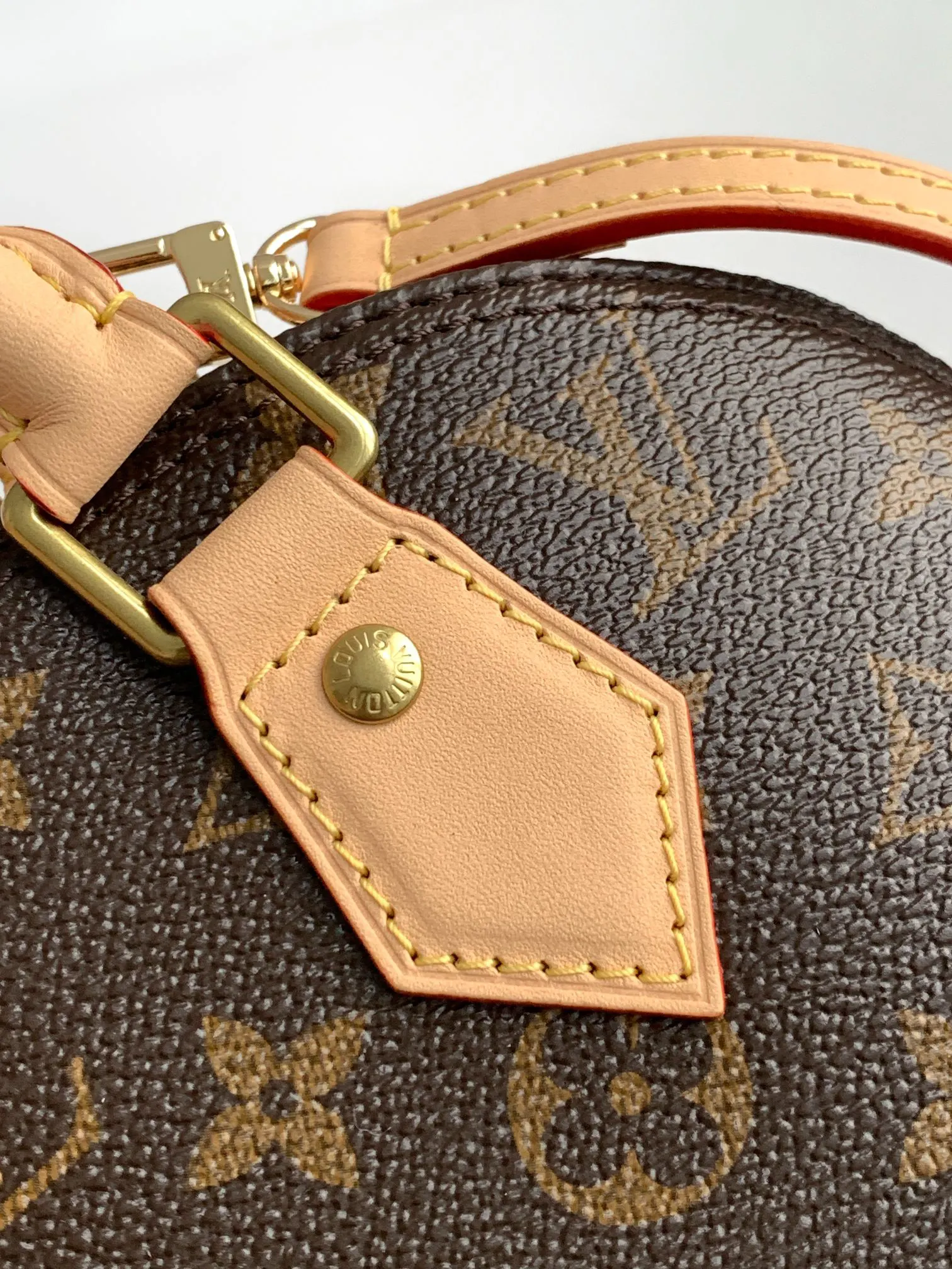 LV Alma classic Monogram, shell bag Image 7 LV Alma classic Monogram, shell bag Image 7