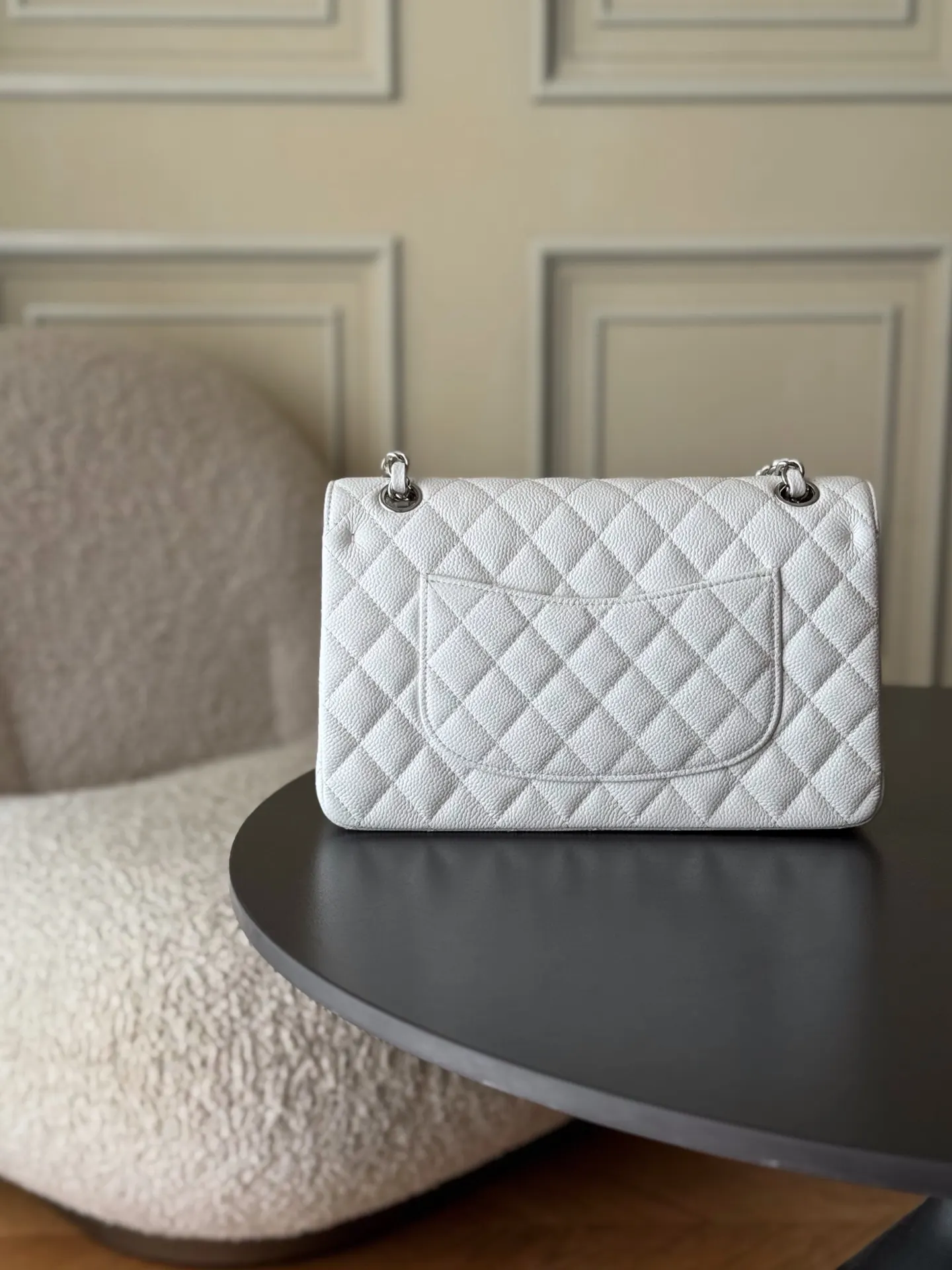 CHANEL 白色鱼子酱牛皮翻盖链条包 银扣款