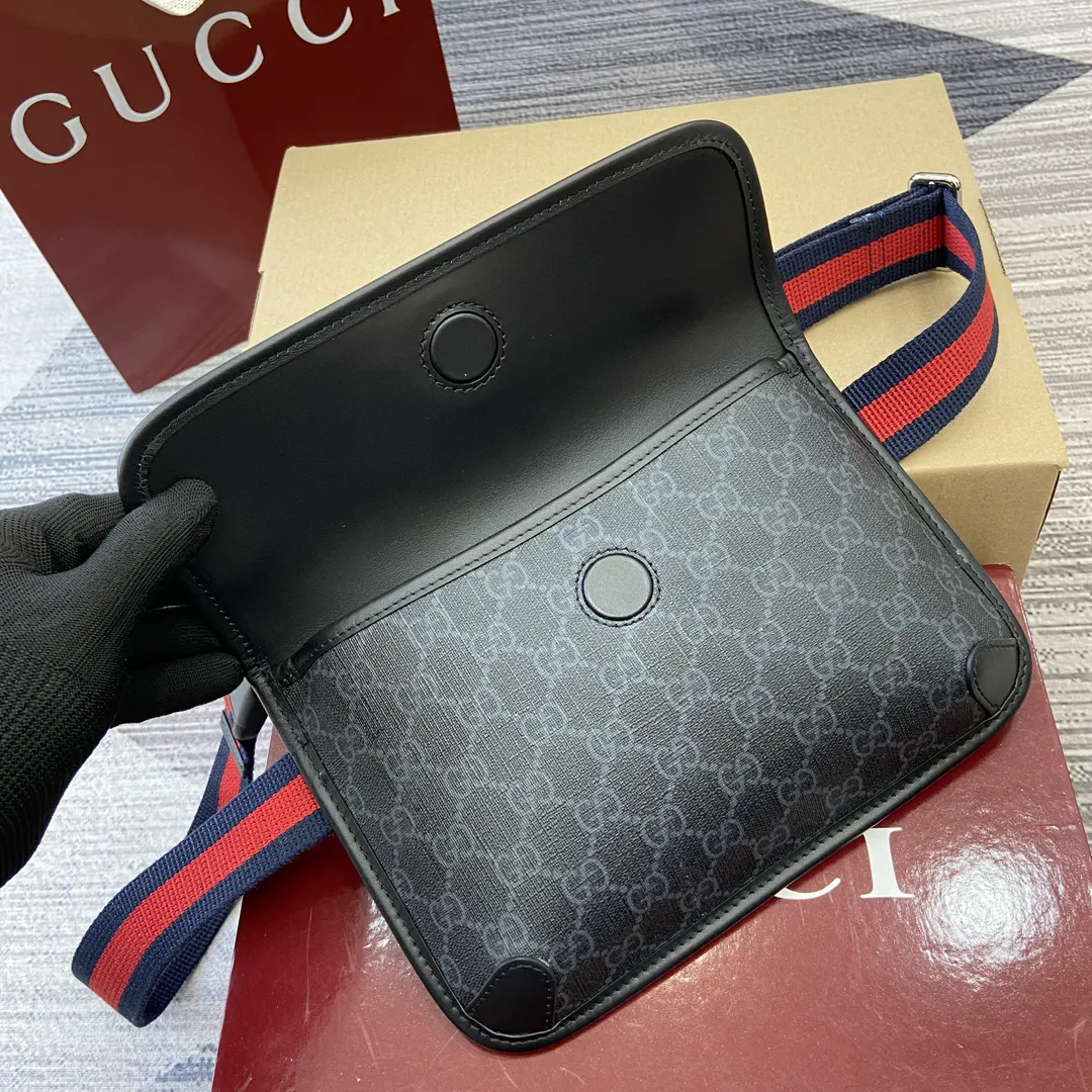 黑色 与GG图案形成对比 腰包 休闲腰包款