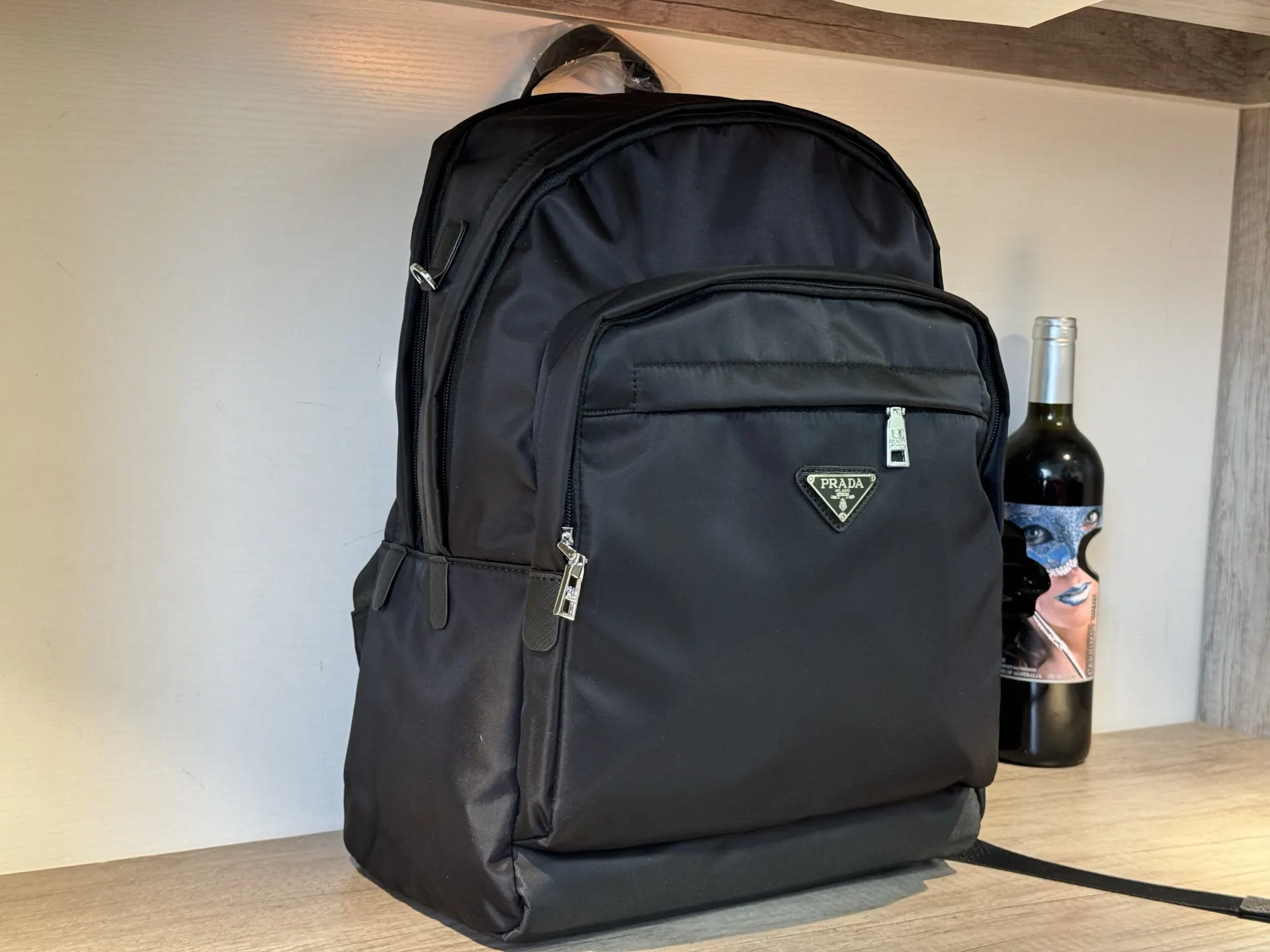 Prada 经典款之一 潮男必备单品 潮牌系列双肩包 开 实用双肩款