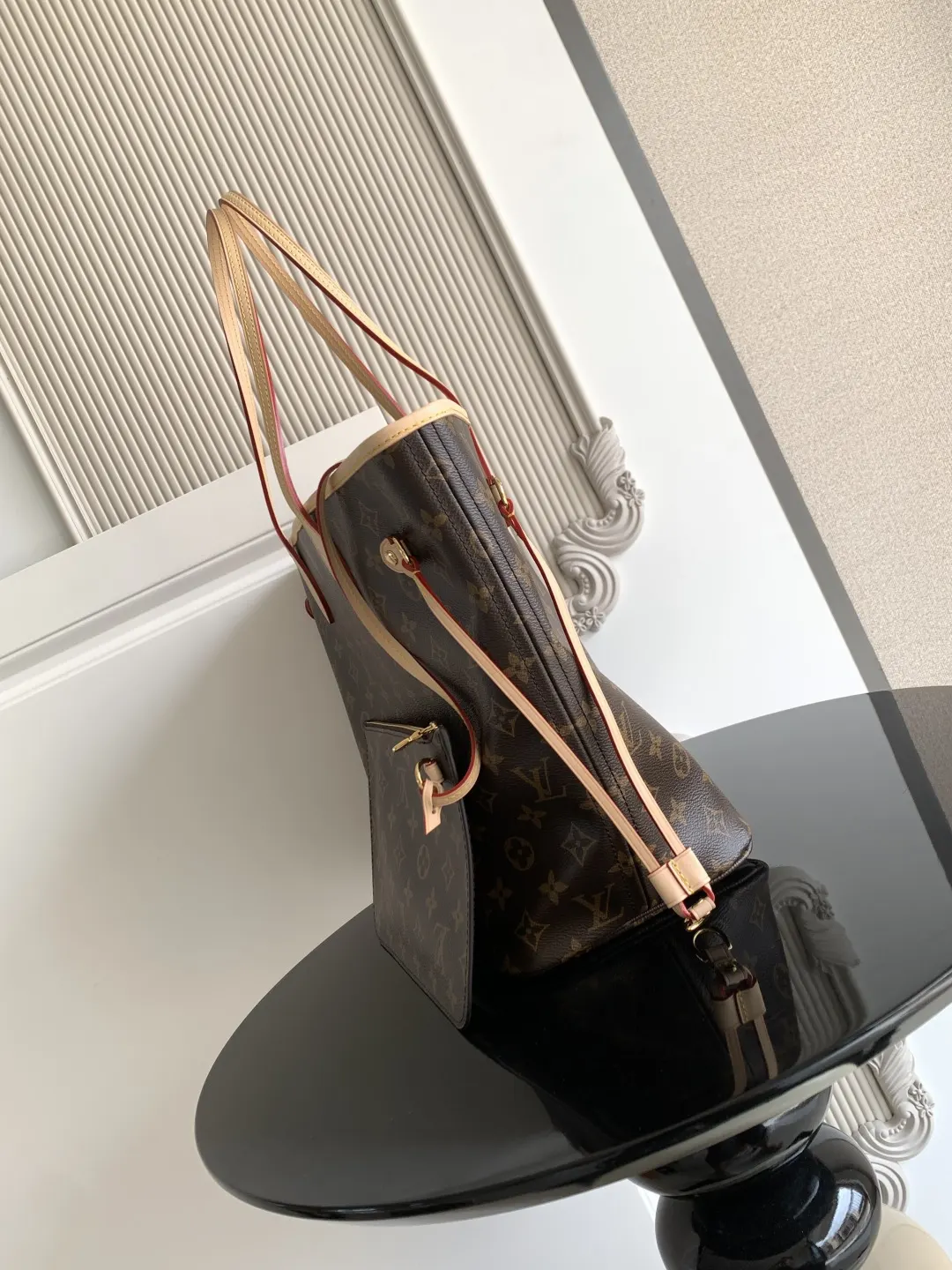 牛皮 两侧饰带无论束紧或舒展 均可展现别样风采 托特包 大容量托特款