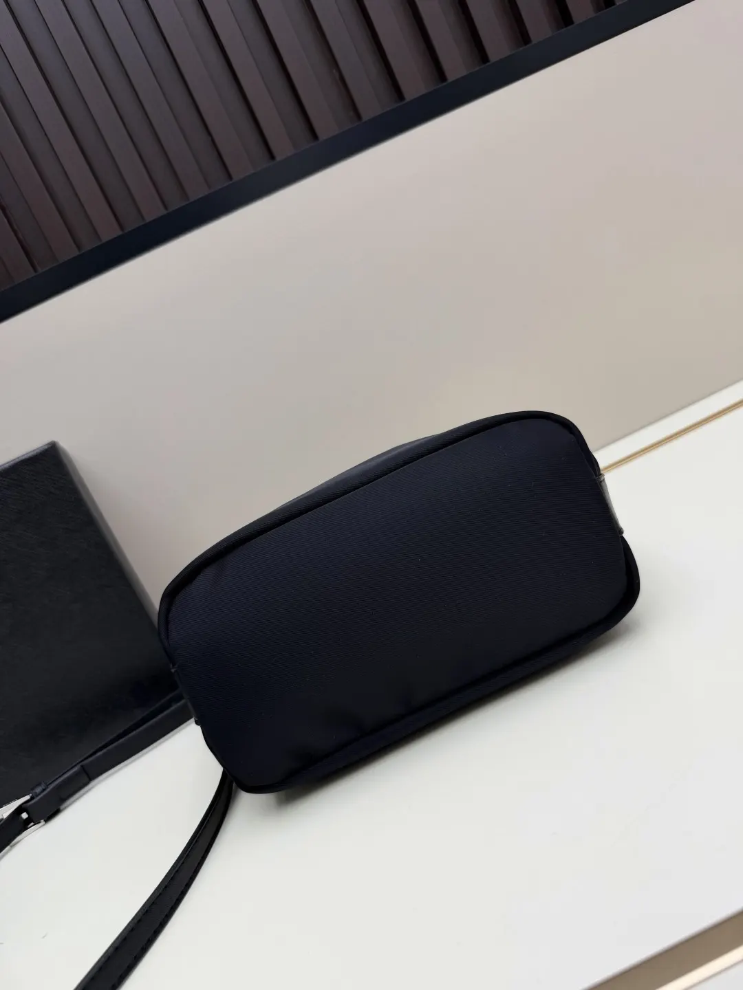 Prada 黑色 皮革 批 三角logo黑色單肩包 采用优质皮 收納包 旅行收納款