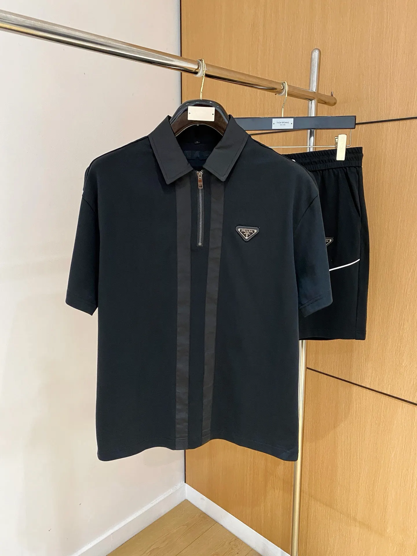 Prada 黑色 三角标 条纹翻领 套装 短裤