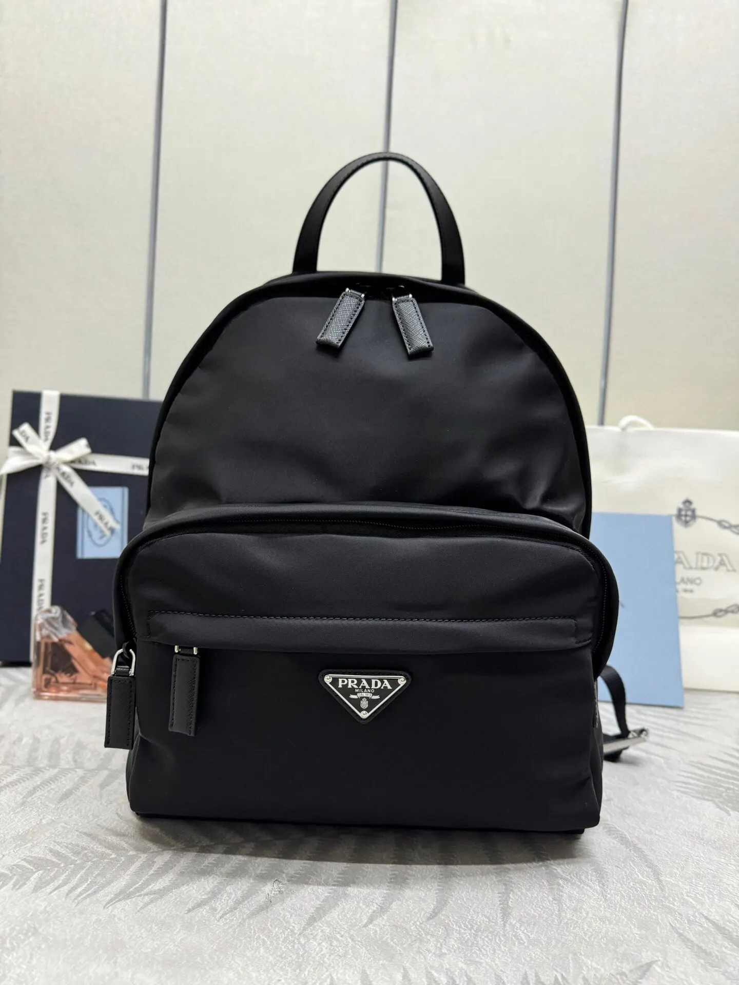 Prada 尼龙 十字纹牛皮 双肩背包 轻便实用
