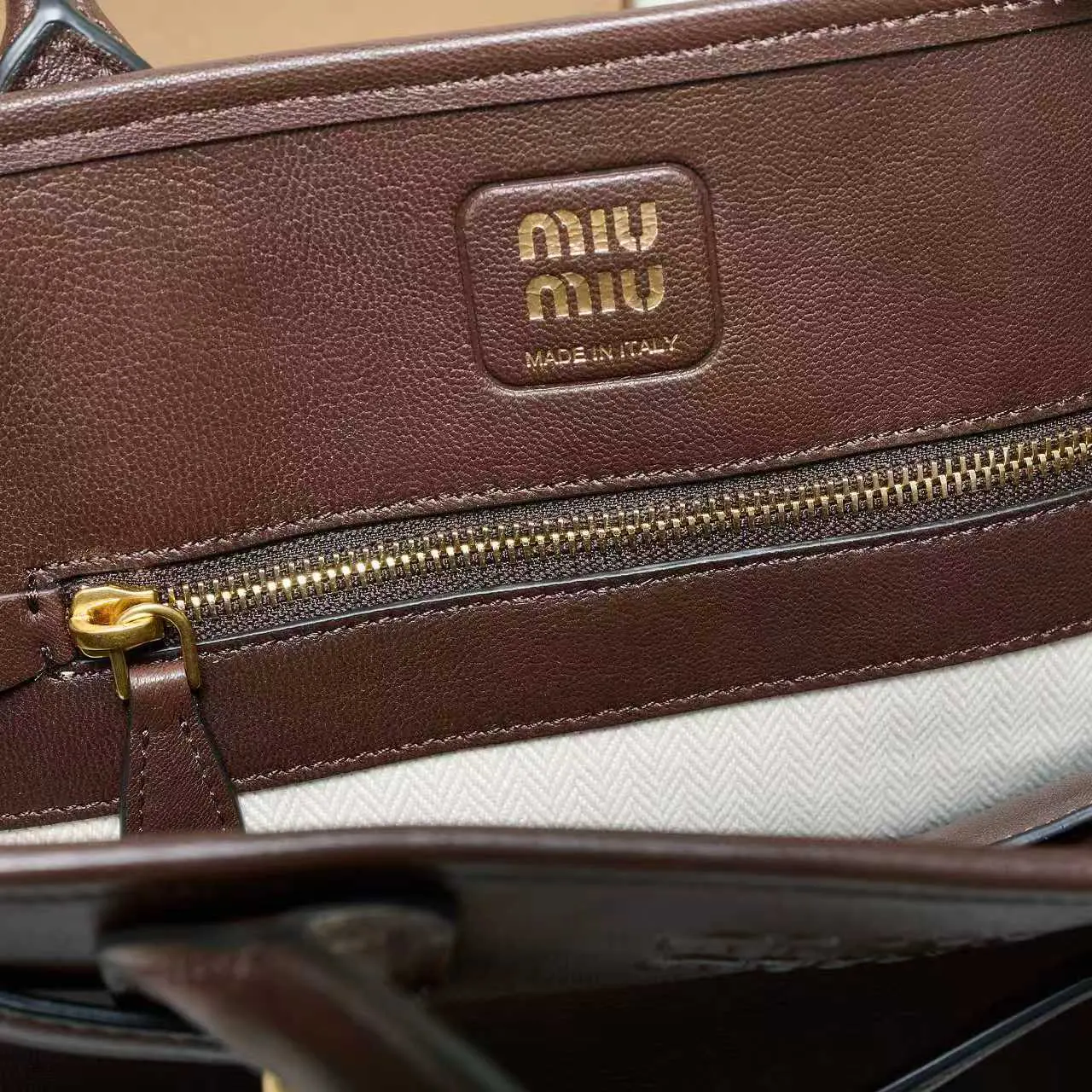 Miu 金色 羊皮 單肩包 日常單肩背款(數字9) Miu 金色 羊皮 單肩包 日常單肩背款(數字9)