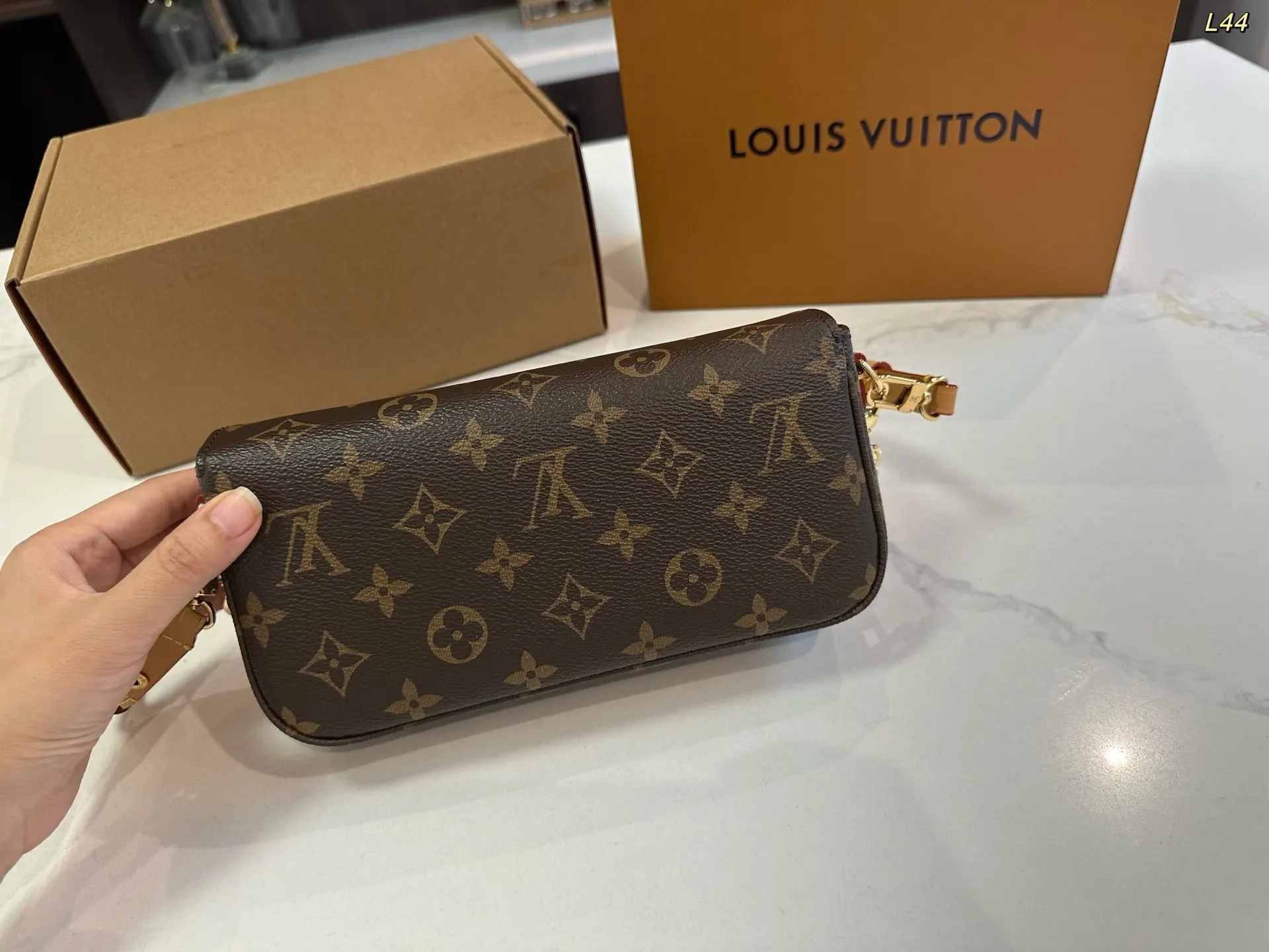 LV 钢五金 腋下包 复古腋下背款